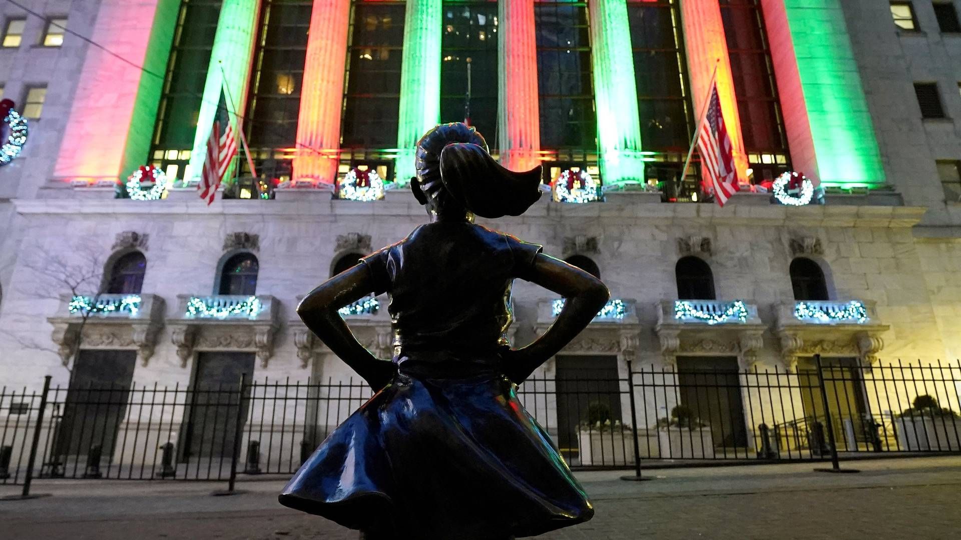 The Fearless Girl, a bronze sculpture by Kristen Visbal, stands across from the New York Stock Exchange in the Financial District of New York on December 30, 2022. | Photo: Timothy A. Clary/AFP/Ritzau Scanpix