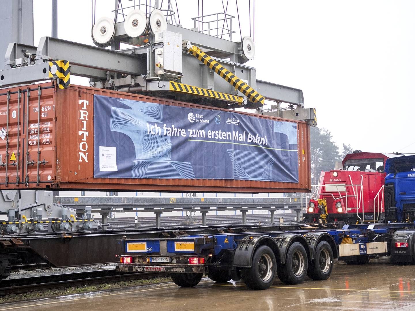 En container flyttes fra lastbil til fragttog i Hamborg, Tyskland. | Foto: Daniel Bockwoldt/AP/Ritzau Scanpix