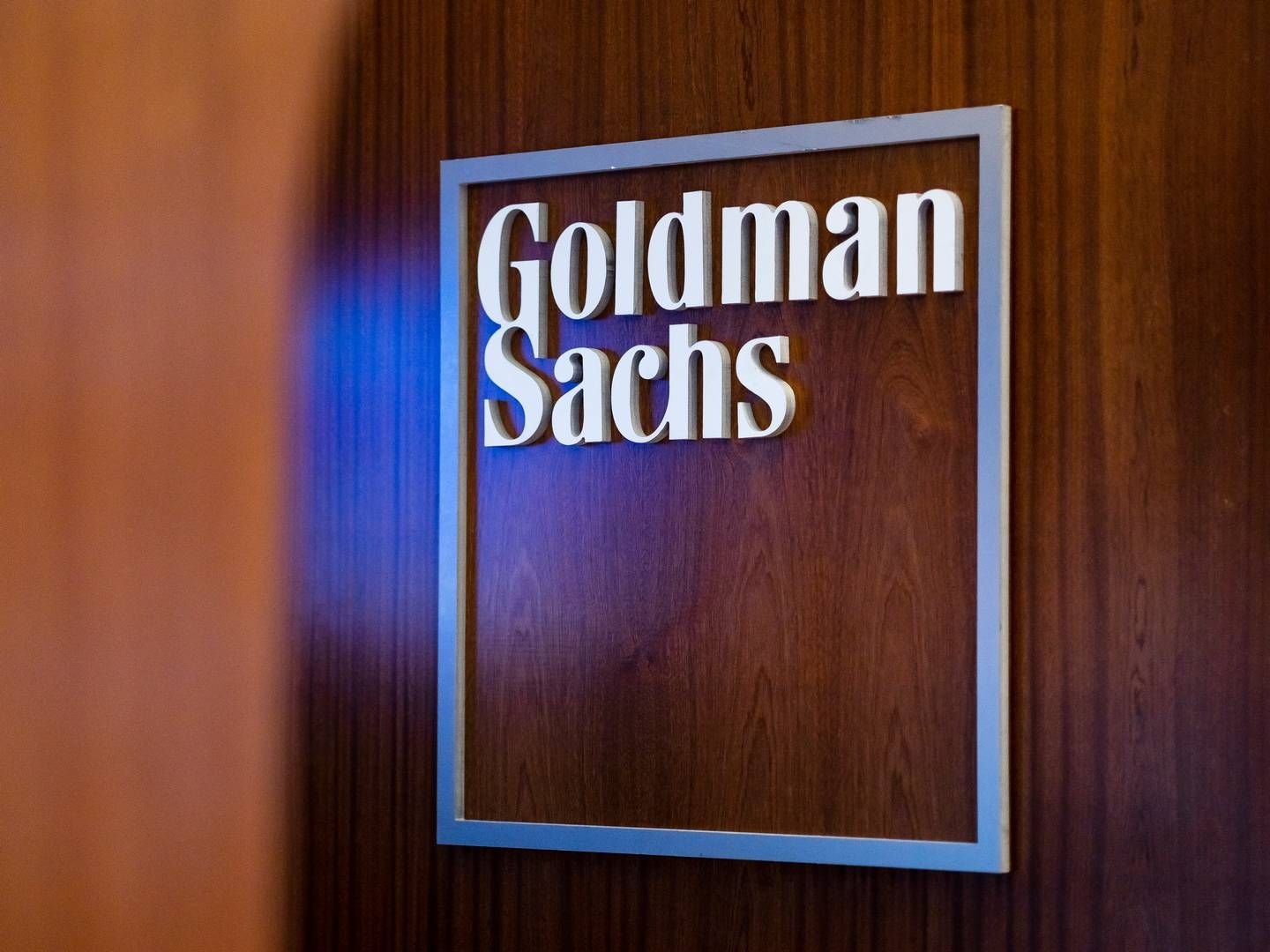 Schild von Goldman Sachs an der Börse in New York. | Foto: picture alliance / EPA | JUSTIN LANE