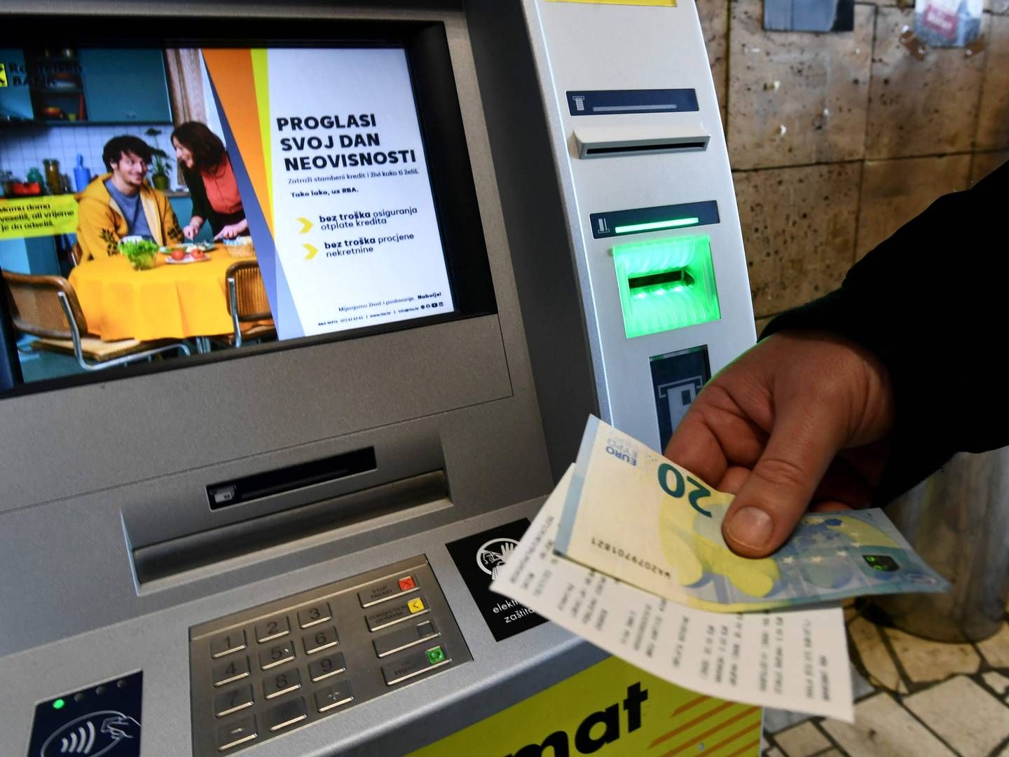 En kroatisk mand trækker euro ud af en bankautomat. | Foto: Denis Lovrovic