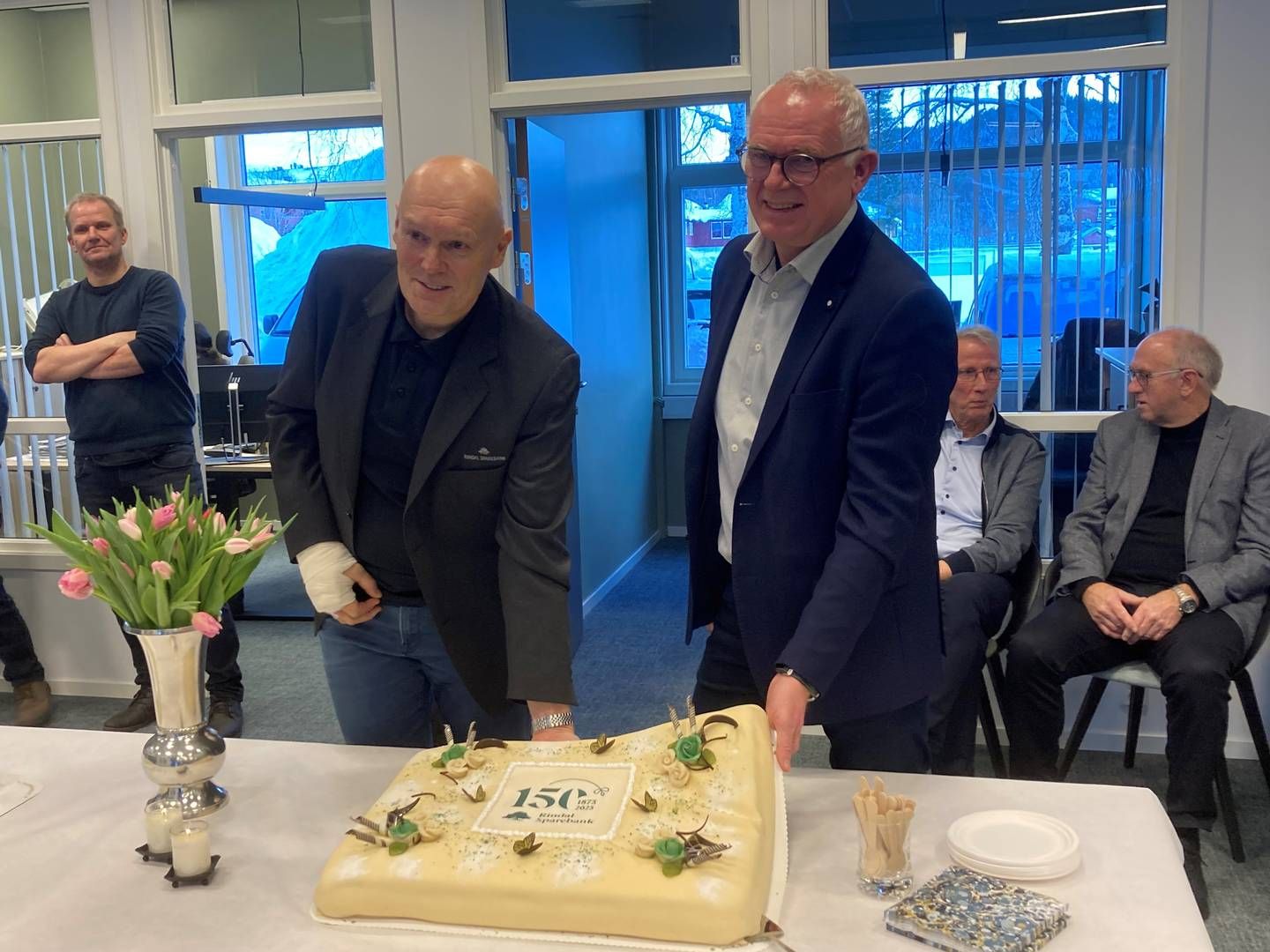 Banksjef Magne Bjørnstad og styreleder Per Kristian Øwre i Rindal sparebank feiret jubileet med kake 4. januar.