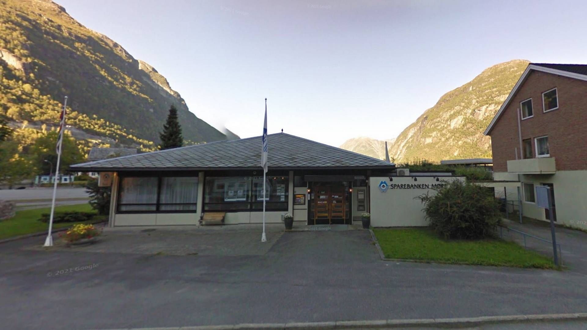 Avdelingskontoret i Hellesylt har hatt sin siste åpningsdag. | Foto: Google Street View