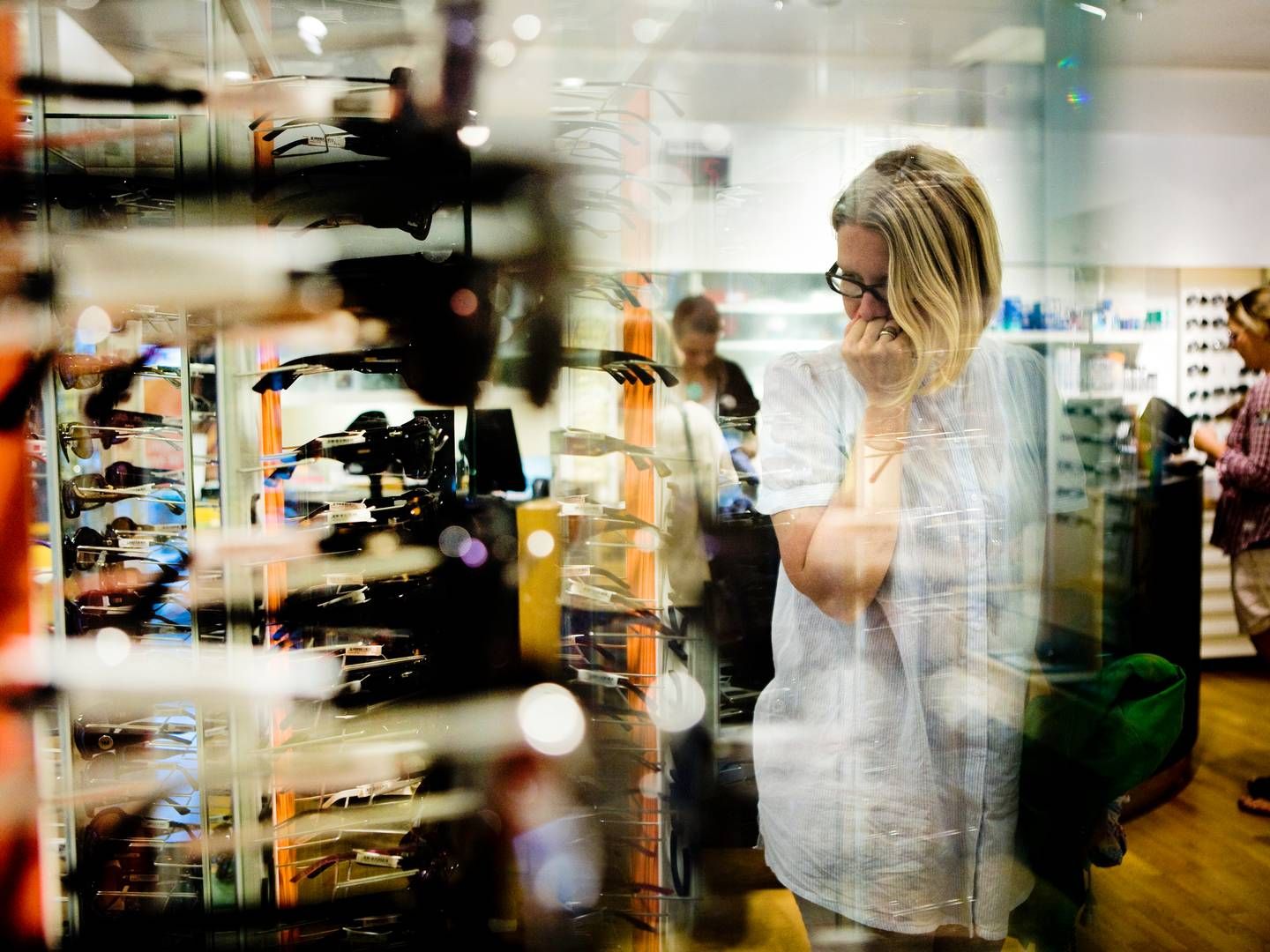 ”Det bliver billigere at tage på indkøbstur i Sverige, men det bliver også billigere for virksomheder at købe varer,” siger Kim Blindbæk, seniorøkonom i Sydbank, om effekten af den svenske inflation i Danmark. | Foto: Tobias Selnæs Markussen