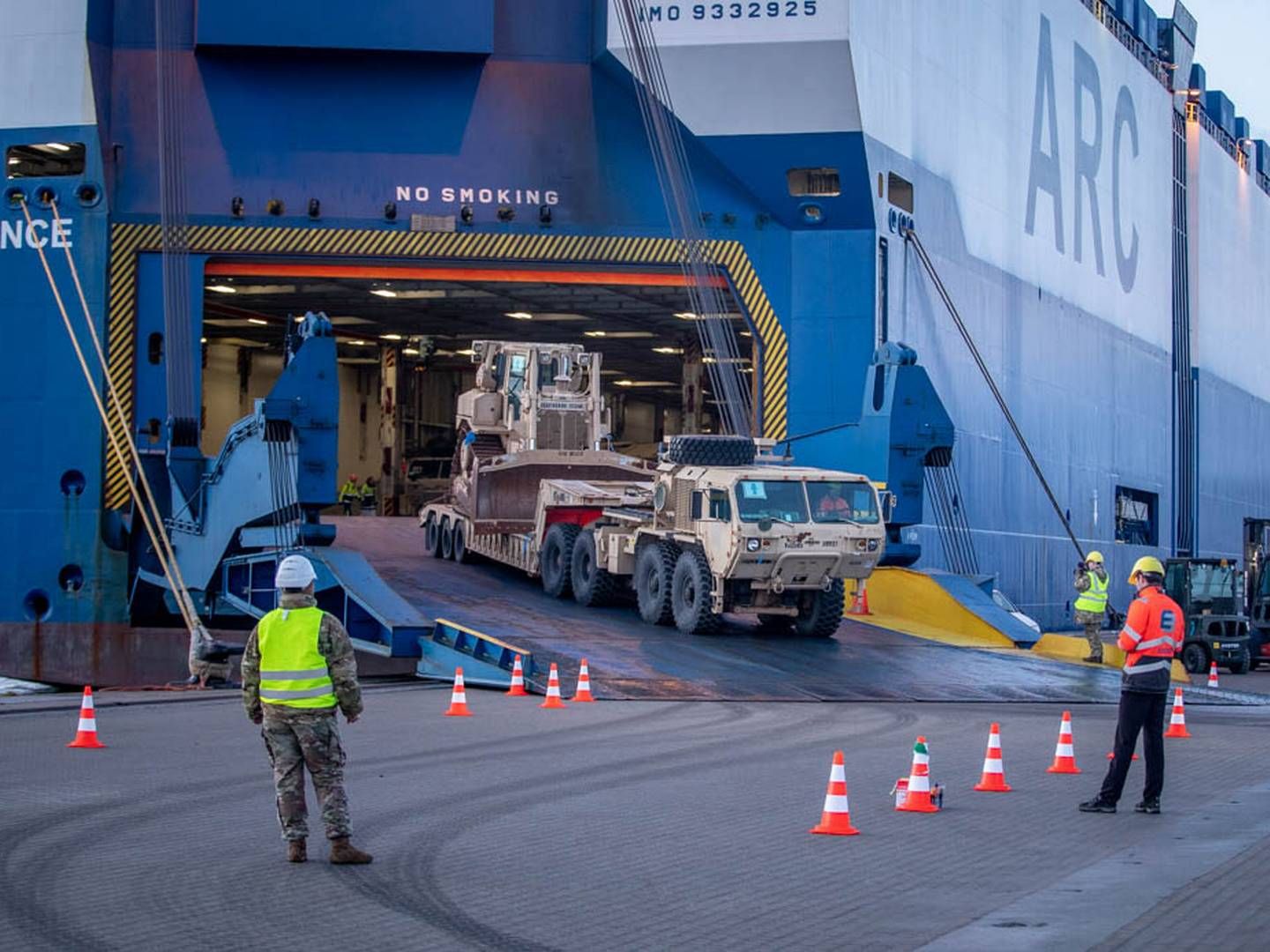 Fragtskibet indeholder i alt 600 stykker militærudstyr, som nu skal videre til Østeuropa. | Foto: Forsvaret