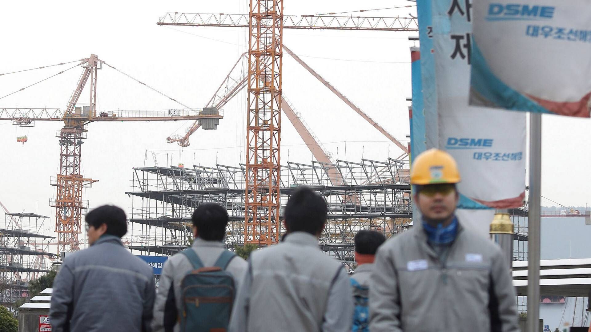 Workers at South Korean shipyard Daewoo Shipbuilding & Marine Engineering. | Photo: Stringer/Reuters/Ritzau Scanpix