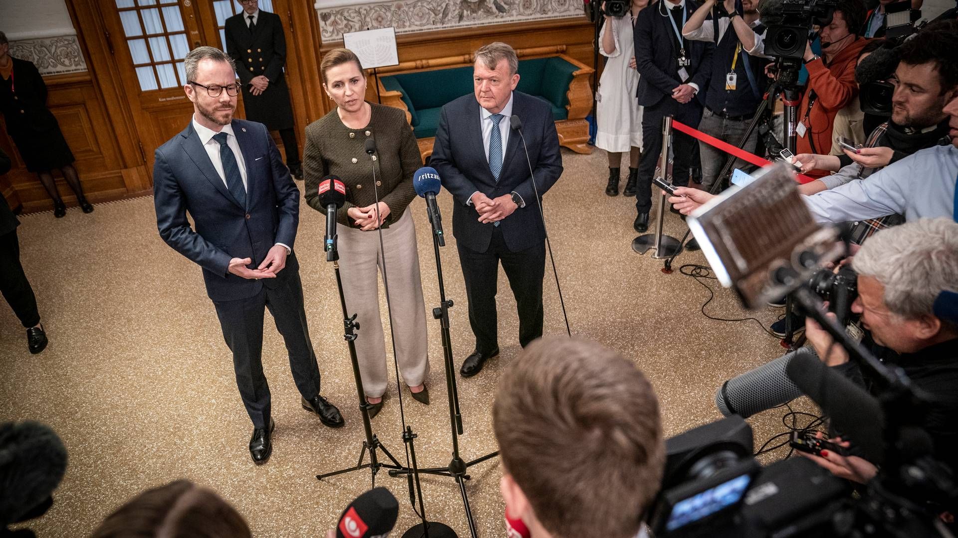 Statsminister Mette Frederiksen (S) i midten, flankeret af forsvarsminister Jakob Ellemann-Jensen (V) og udenrigsminister Lars Løkke Rasmussen (M) | Foto: Mads Claus Rasmussen / Ritzau Scanpix