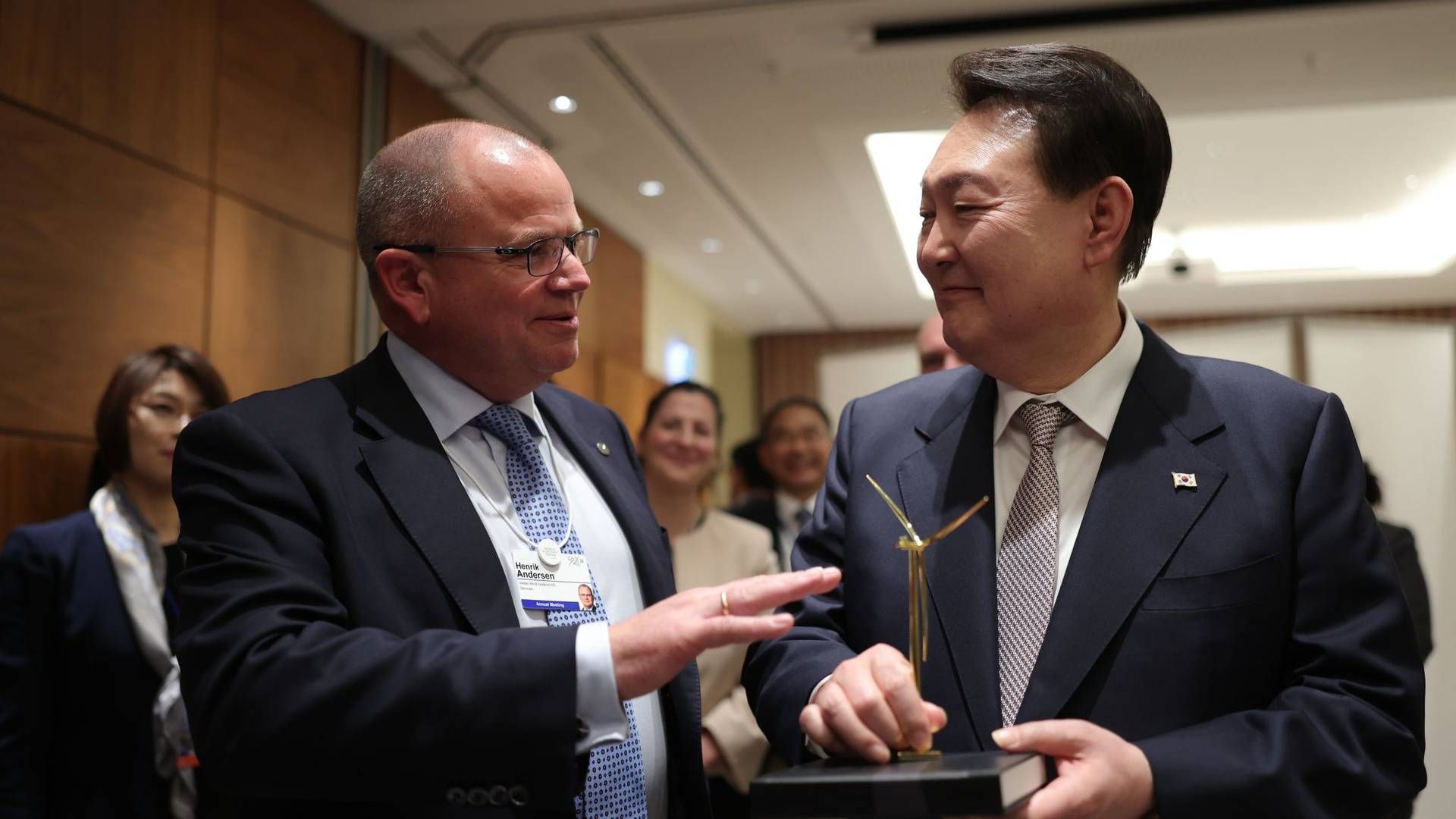 Vestas' adm. direktør Henrik Andersen og Sydkoreas præsident Yoon Suk-Yoel underskrev onsdag en aftale om mulige investeringer for milliarder. | Foto: vestas