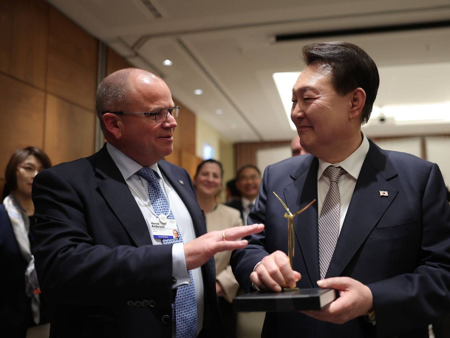 Vestas' adm. direktør Henrik Andersen og Sydkoreas præsident Yoon Suk-Yoel underskrev onsdag en aftale om mulige investeringer for milliarder. | Foto: vestas