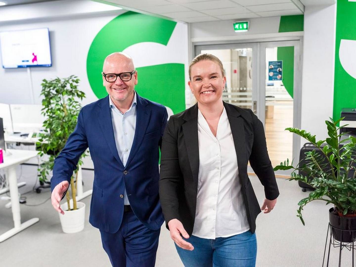 SLUTTER: Lene Johansen ble administrernde direktør i Skandia Greenpower i juli i fjor. Nå slutter hun på dagen. Her med Gunnar Norheim, som hadde jobben før henne. | Foto: Kjell Inge Søreide