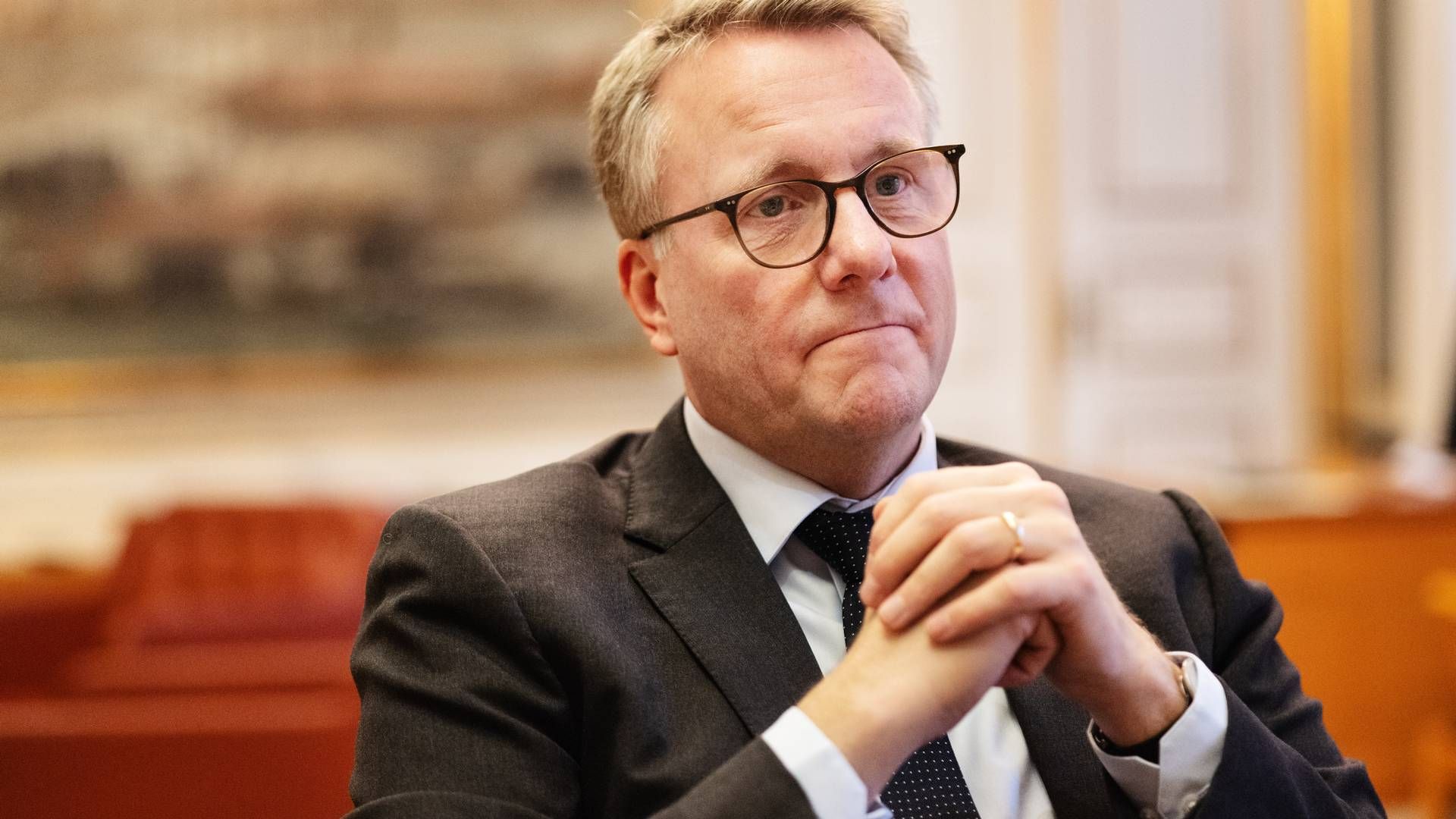 Erhvervsminister Morten Bødskov undlader at svare på, om regeringen arbejder for økonomisk støtte til landets købmænd. | Foto: Gregers Tycho