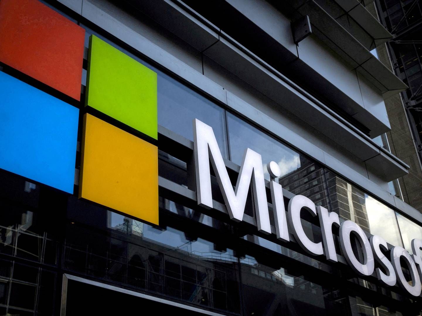 Microsoft har pumpet milliarder i kunstig intelligens - og mange liter vand. | Photo: Mike Segar