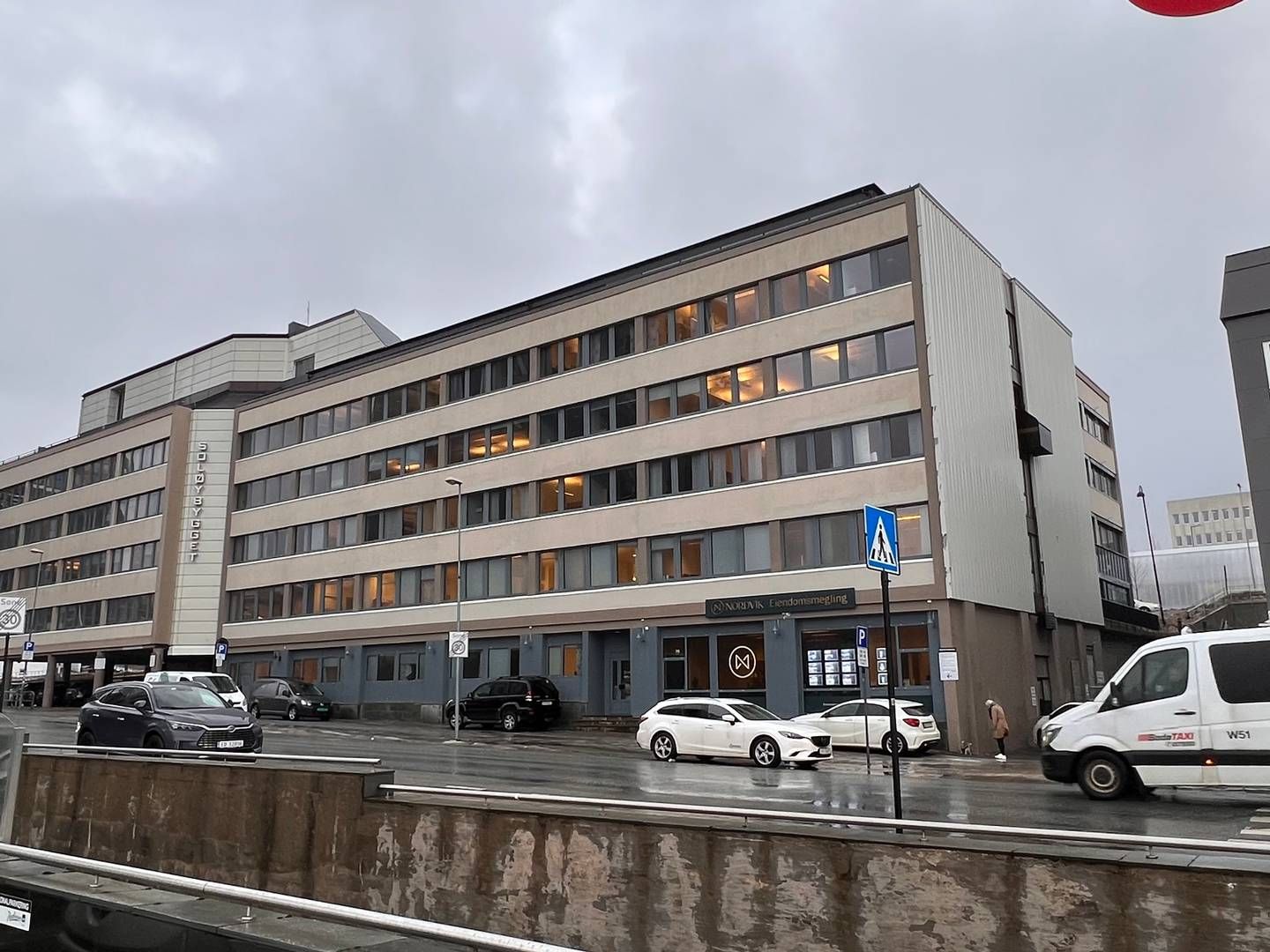 SOLGT: I ett år har Offentlig Eiendomsinvest forsøkt å få kloa i dette kontorbygget i Bodø. Torsdag er det overtakelse. | Foto: Espen Bless Stenberg