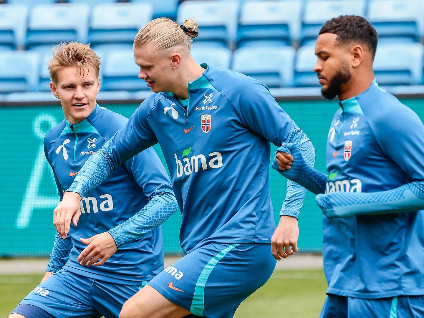 Snart blir Gjensidige-logoen synlig på disse draktene. Her er landslagsspillerne Martin Ødegaard, Erling Braut Haaland og Joshua King i juni 2022. | Foto: NTB