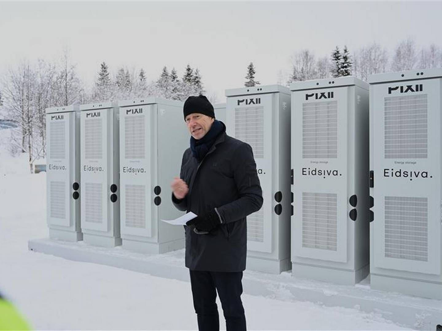 Olje- og energiminister Terje Aasland foran Norges første nettbatteritjeneste. | Foto: Eidsiva