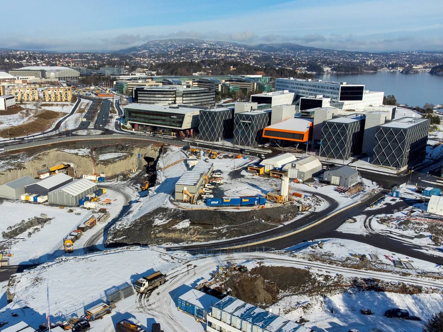 OPPTUR: Her er dronefoto av byggeplassen til Fornebubanen tatt 23. februar 2022. T-banen blir en ny T-banestrekning som skal gå fra Majorstuen til Fornebu. | Foto: Håkon Mosvold Larsen / NTB