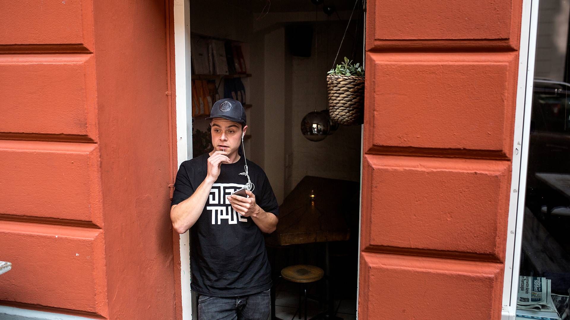 Stifter, ejer og adm. direktør Lasse Skjønning Andersen foran en af de ti restauranter. | Foto: Ivan Boll