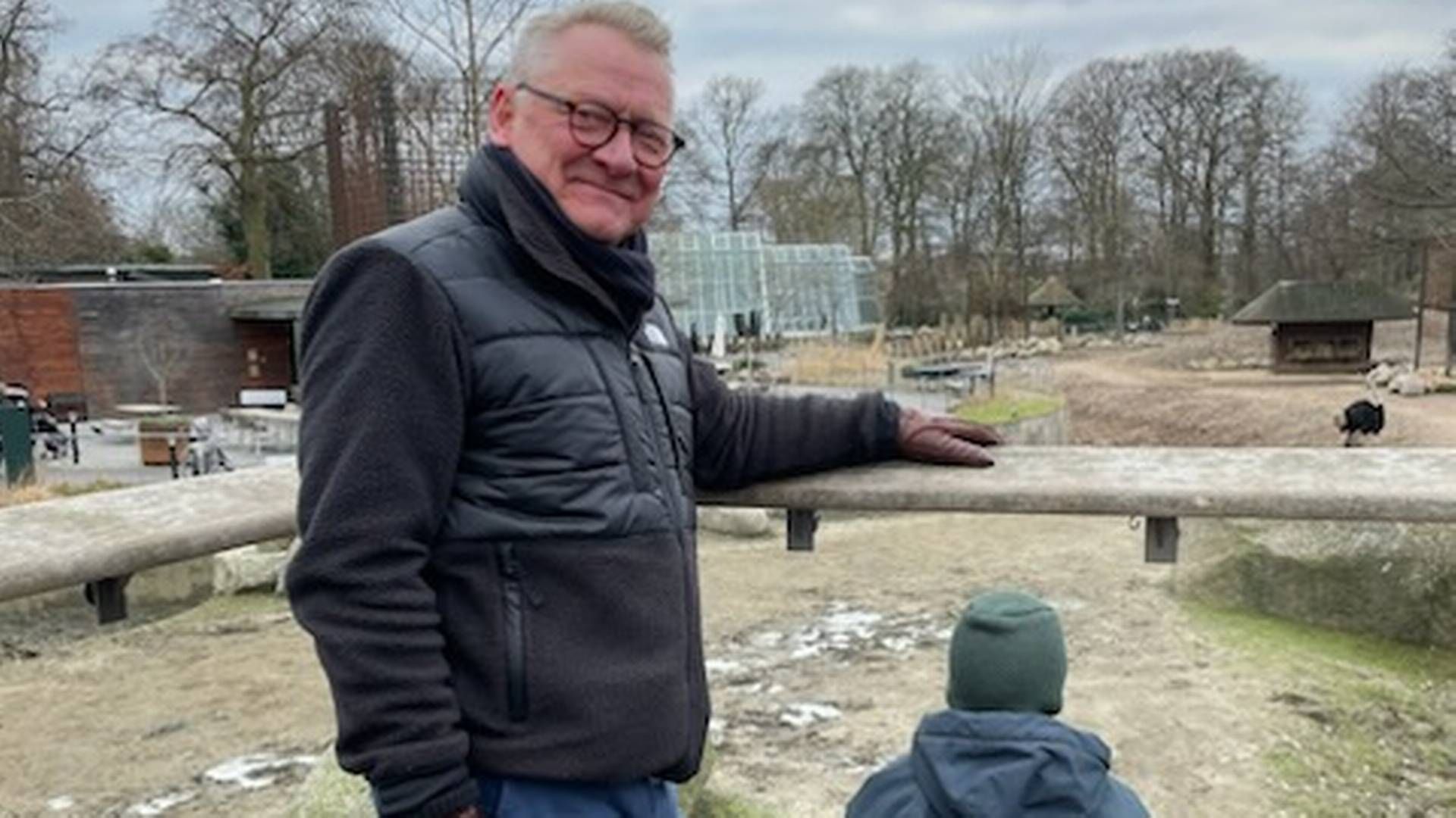 61-årige Lars Hermind bruger gerne sin ekstra månedlige fridag i Armis sammen med sit 3-årige barnebarn Louis. Her er de i Zoologisk Have i København sammen. | Foto: Privatfoto