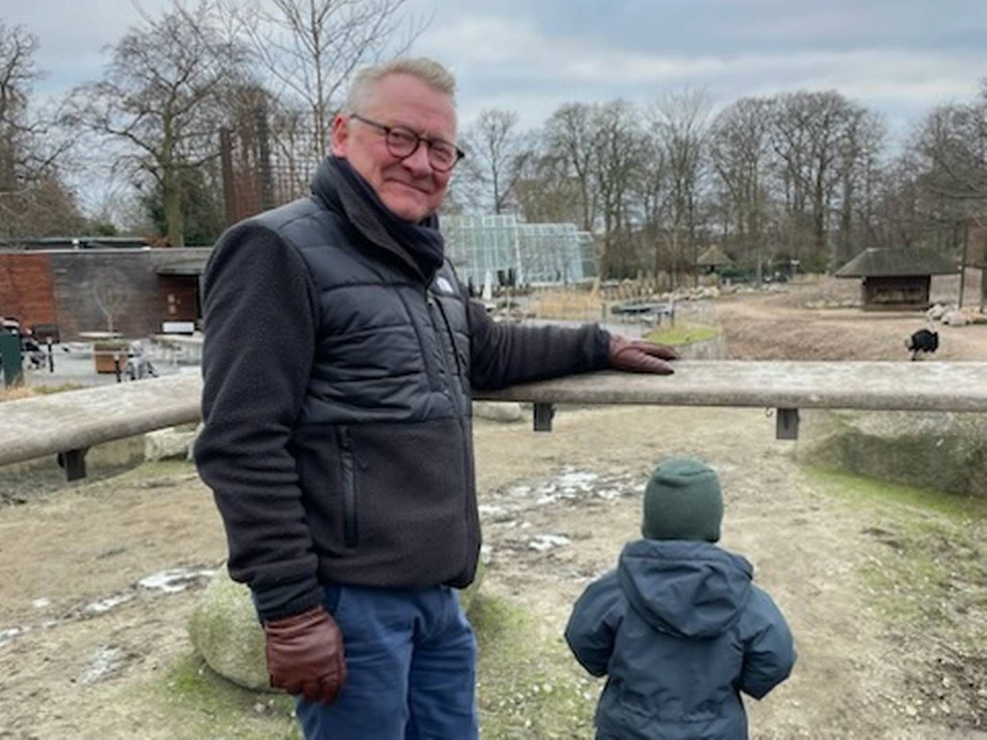 61-årige Lars Hermind bruger gerne sin ekstra månedlige fridag i Armis sammen med sit 3-årige barnebarn Louis. Her er de i Zoologisk Have i København sammen. | Foto: Privatfoto