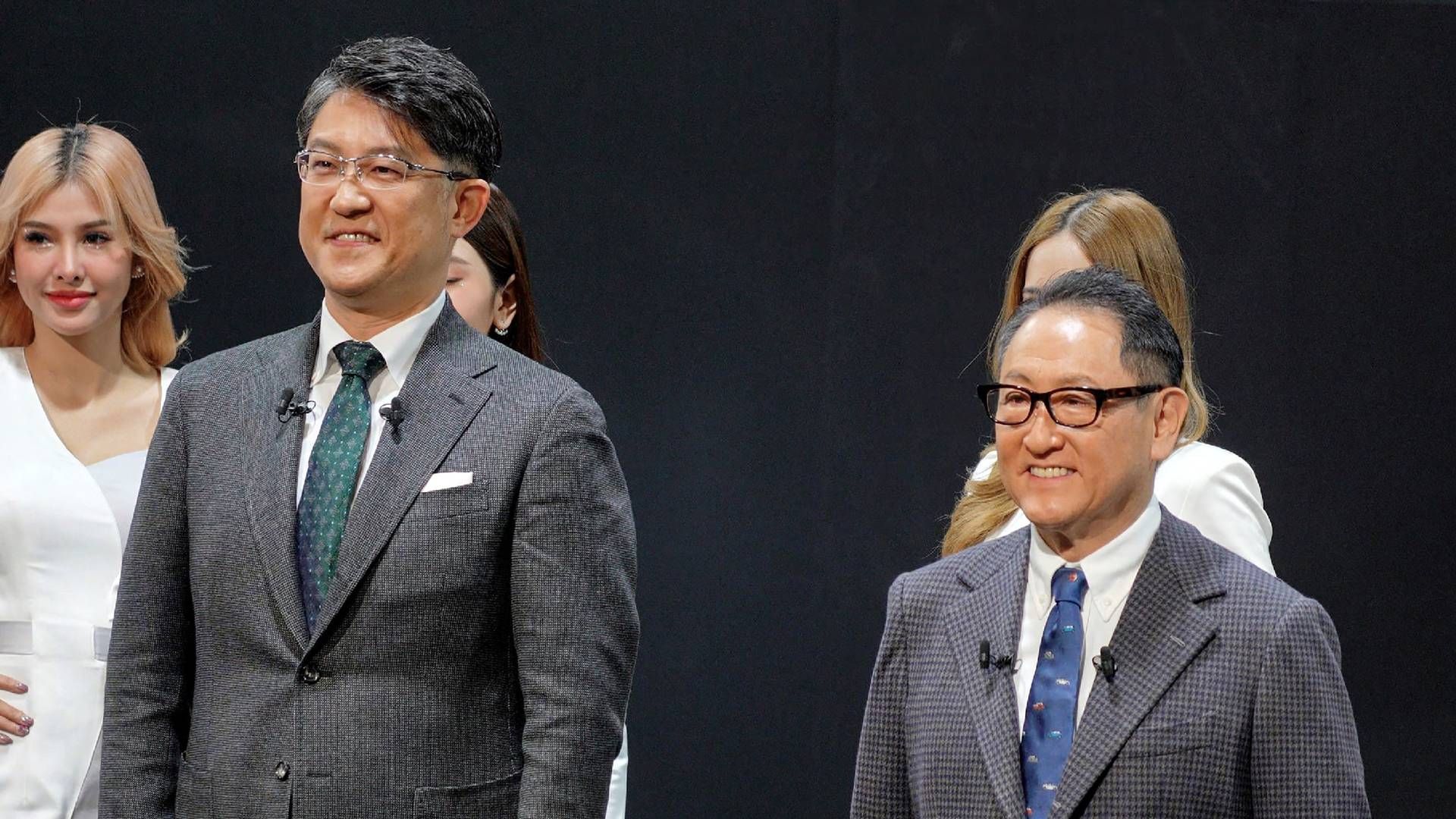 Koji Sato, den nye adm. direktør, står til venstre for afgående topchef Akio Toyoda. | Foto: AFP/Ritzau Scanpix