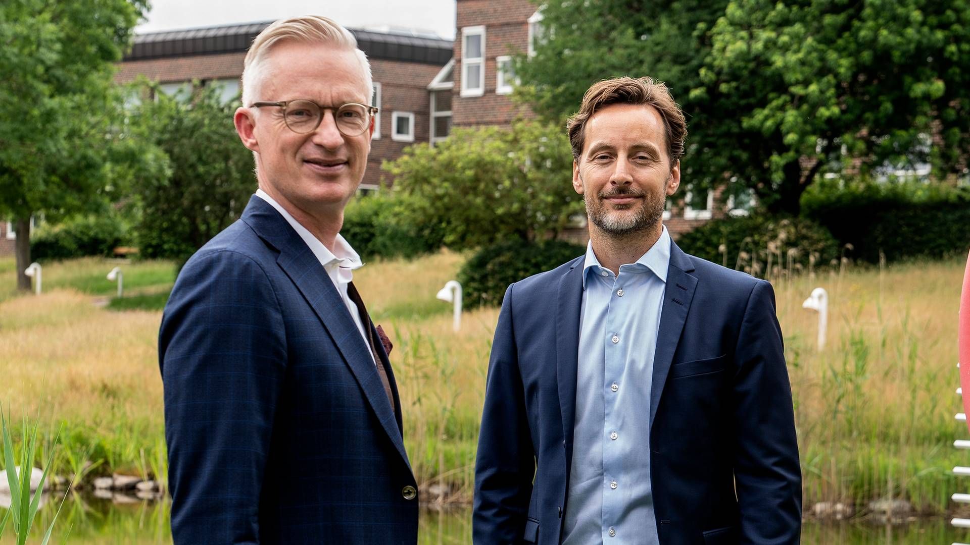 Afgående topchef Morten Hübbe (tv) og tiltrædende topchef Johan Kirstein Brammer fotograferet, da Tryg annoncerede opkøbet af Codan-ejeren RSA. | Foto: Stine Bidstrup