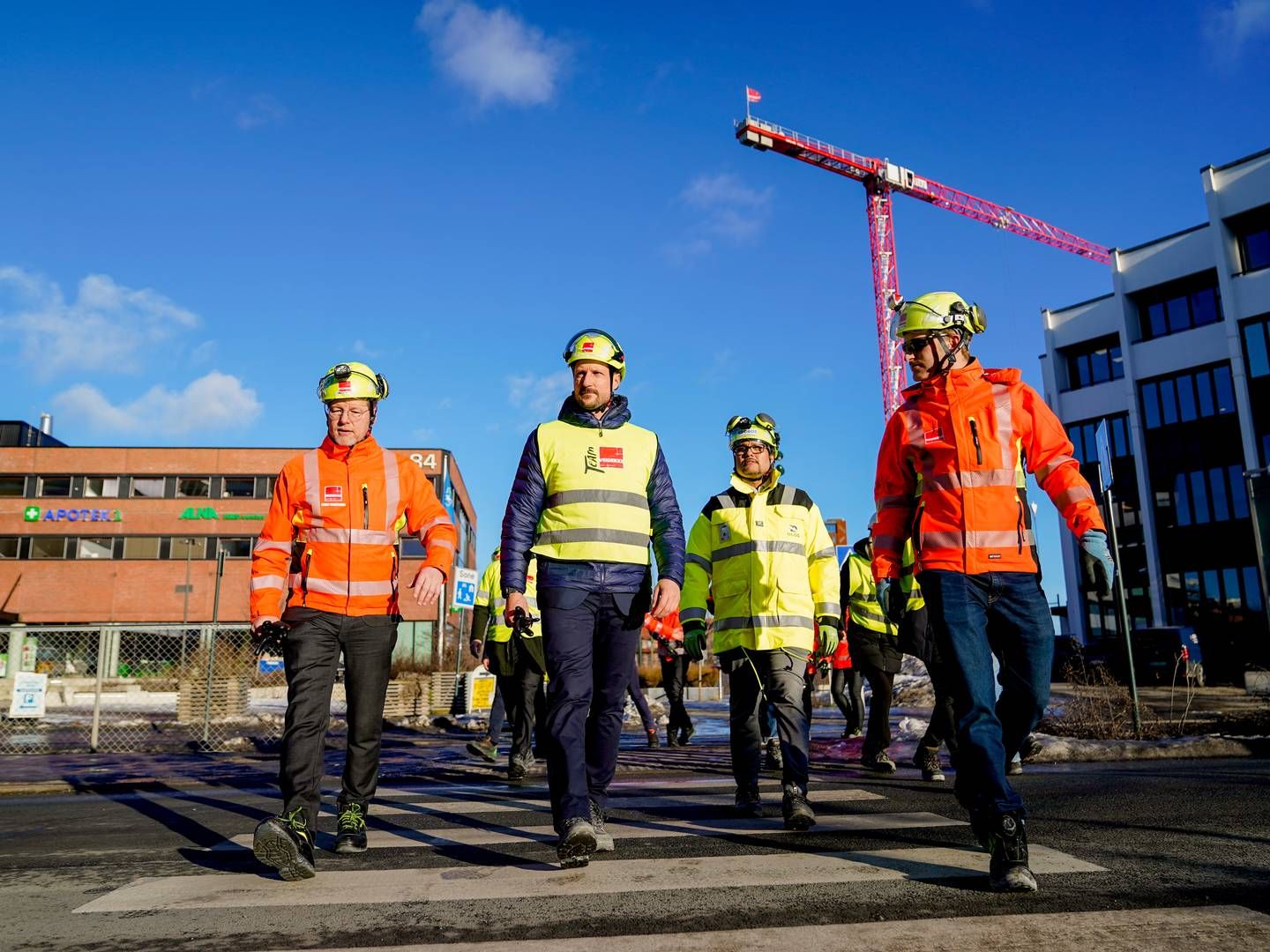 ORIENTERING: Kronprins Haakon, konserndirektør i Veidekke, Jimmy Bengtsson (t.v.) og administrerende direktør i Obos, Daniel Kjørberg Siraj, under besøket hos Veidekke på Ulven i Oslo mandag | Foto: Håkon Mosvold Larsen / NTB