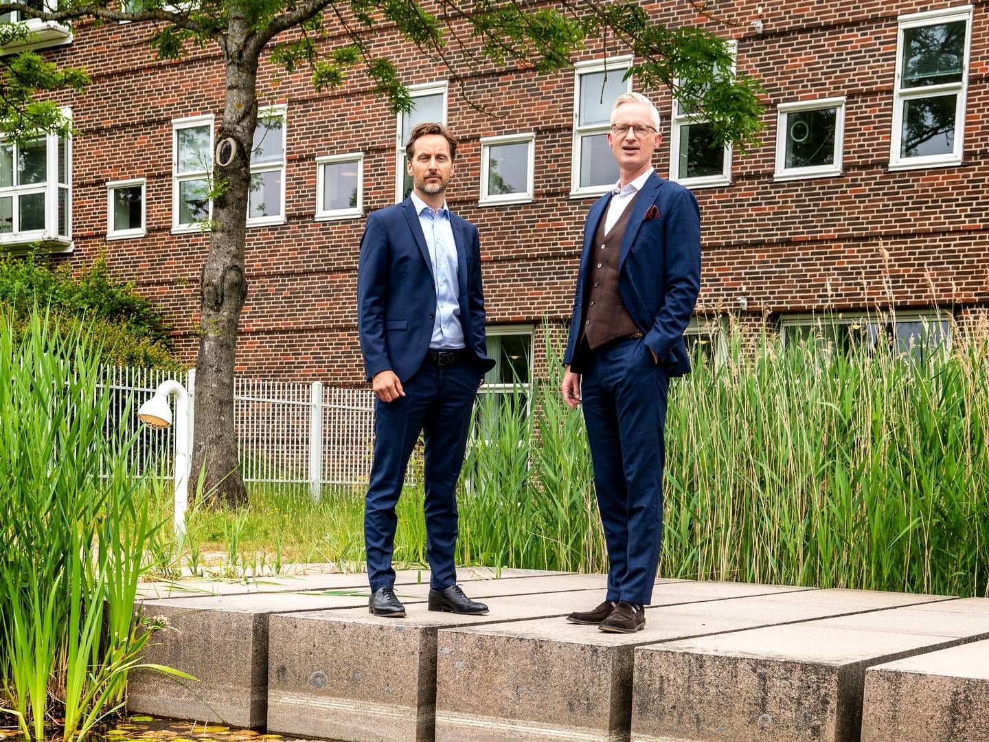 Trygs koncernchef, Morten Hübbe, (th.) overlader 1. juni roret til Johan Kirstein Brammer (tv.), der i dag er kommerciel direktør. Begge direktører ser muligheder for Tryg i Norge. | Foto: Stine Bidstrup