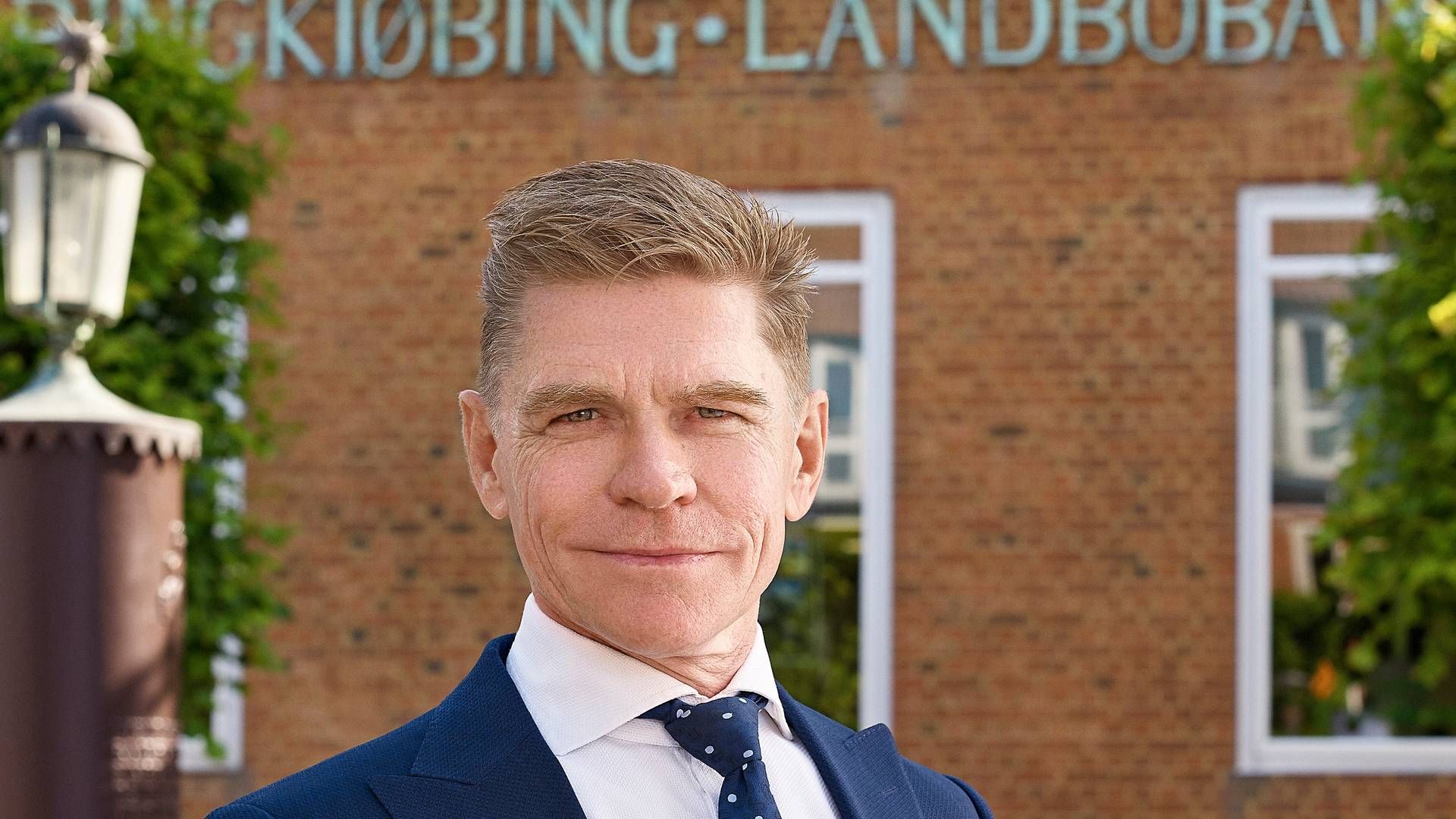Ringkjøbing Landbobank med John Fisker i spidsen havde en formodning om, at kundetilgangen i 2023 ville være afdæmpet på grund af et stille boligmarked, men det har ikke været tilfældet indtil videre. | Foto: Pr / Ringkjøbing Landbobank