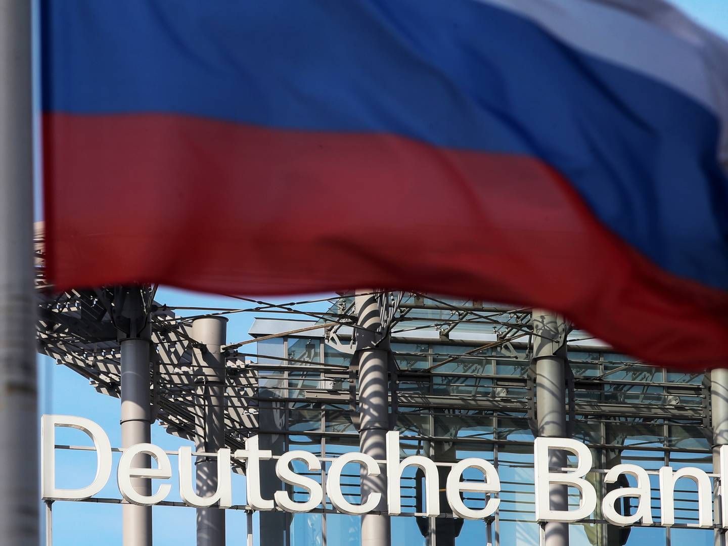 Eine Russland-Flagge vor dem Deutsche-Bank-Schriftzug | Foto: picture alliance / dpa | Vyacheslav Prokofyev