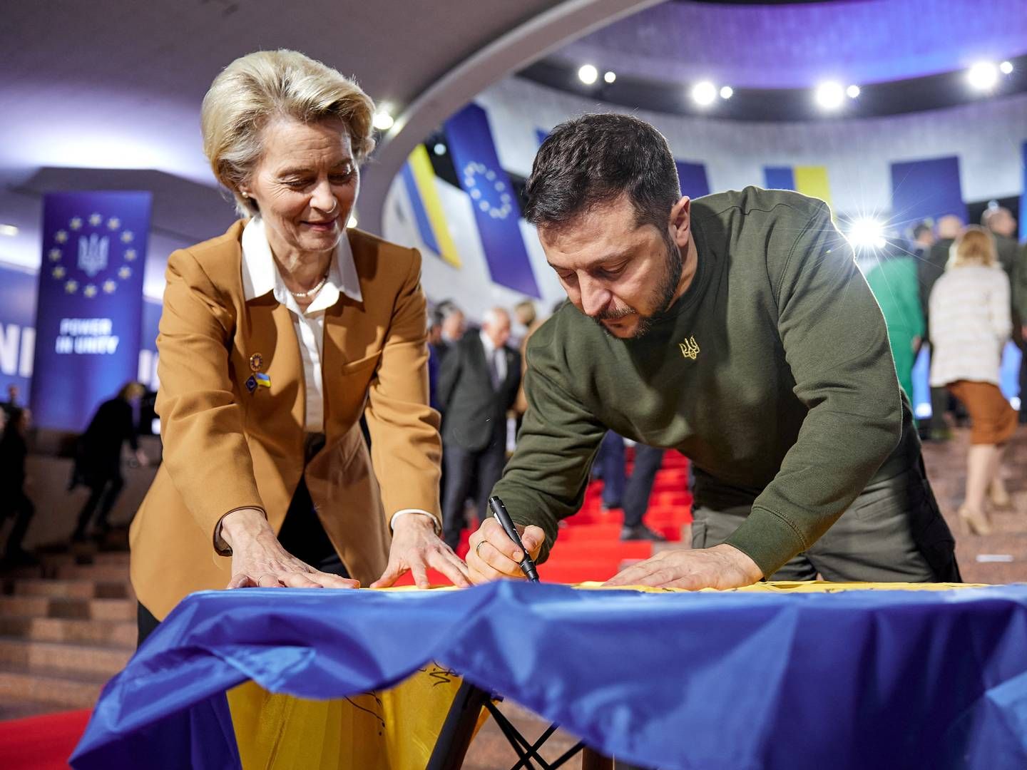 Der skal oprettes et center i den hollandske by Haag, som kan hjælpe med opklaring af krigsforbrydelser, siger EU-Kommissionens formand, Ursula von der Leyen, under et besøg i Ukraine torsdag. | Foto: Ukrainian Presidential Press Ser