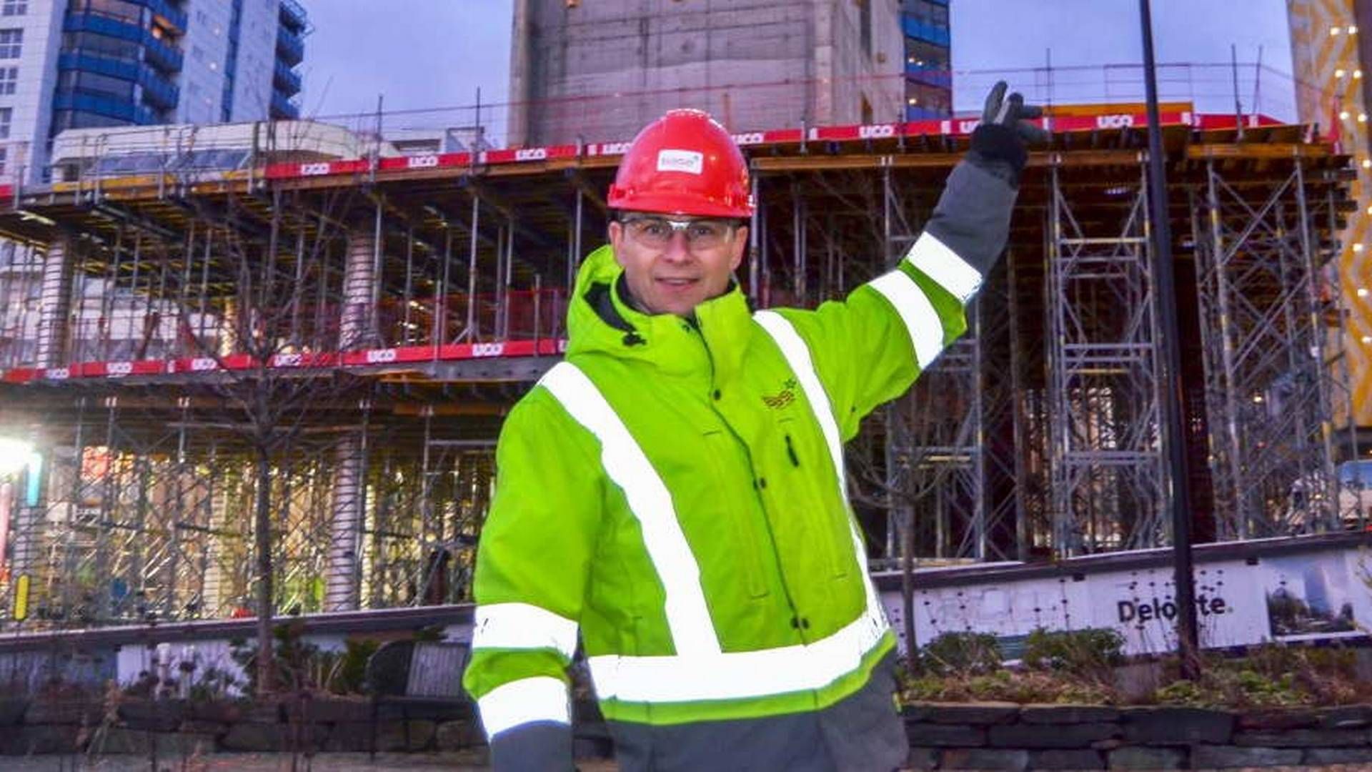 STOLT TOPPSJEF: Base Property-sjef Andreas Poulsson viser stolt frem det som skal bli selskapets signalbygg i Stavanger | Foto: Base Property