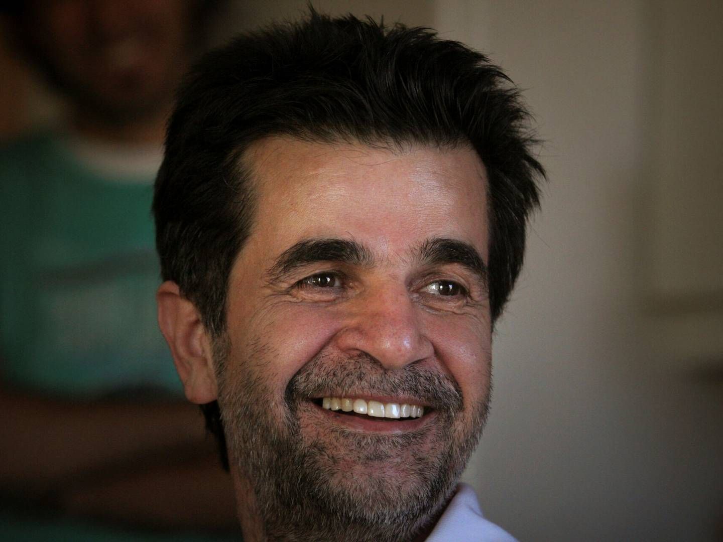 Den iranske filminstruktør Jafar Panahi smilende i sit hjem i 2010. Dengang lige efter han var blevet løsladt efter en fængselsdom. Han regnes som en af Irans vigtigste filminstruktører og er en torn i øjet på det religiøse regime. | Foto: Stringer/Reuters/Ritzau Scanpix