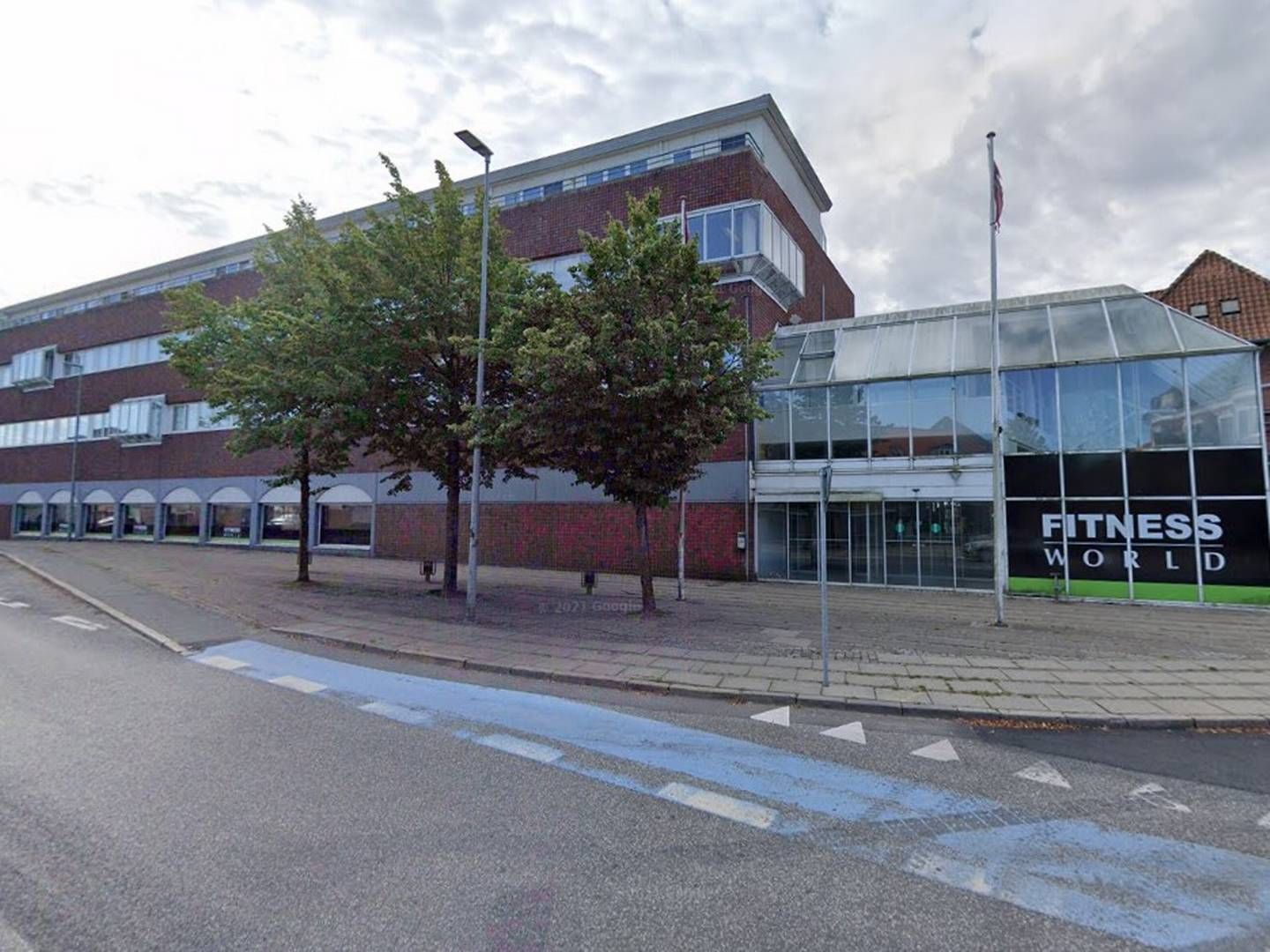 Sydbanecentret huser foruden boliger en del erhverv, blandt andre Fitness World, fysioterapeuter, revisorer, øjenlæge, bankocenter, vinforretning og tandlægeklinik. | Foto: Google Street View