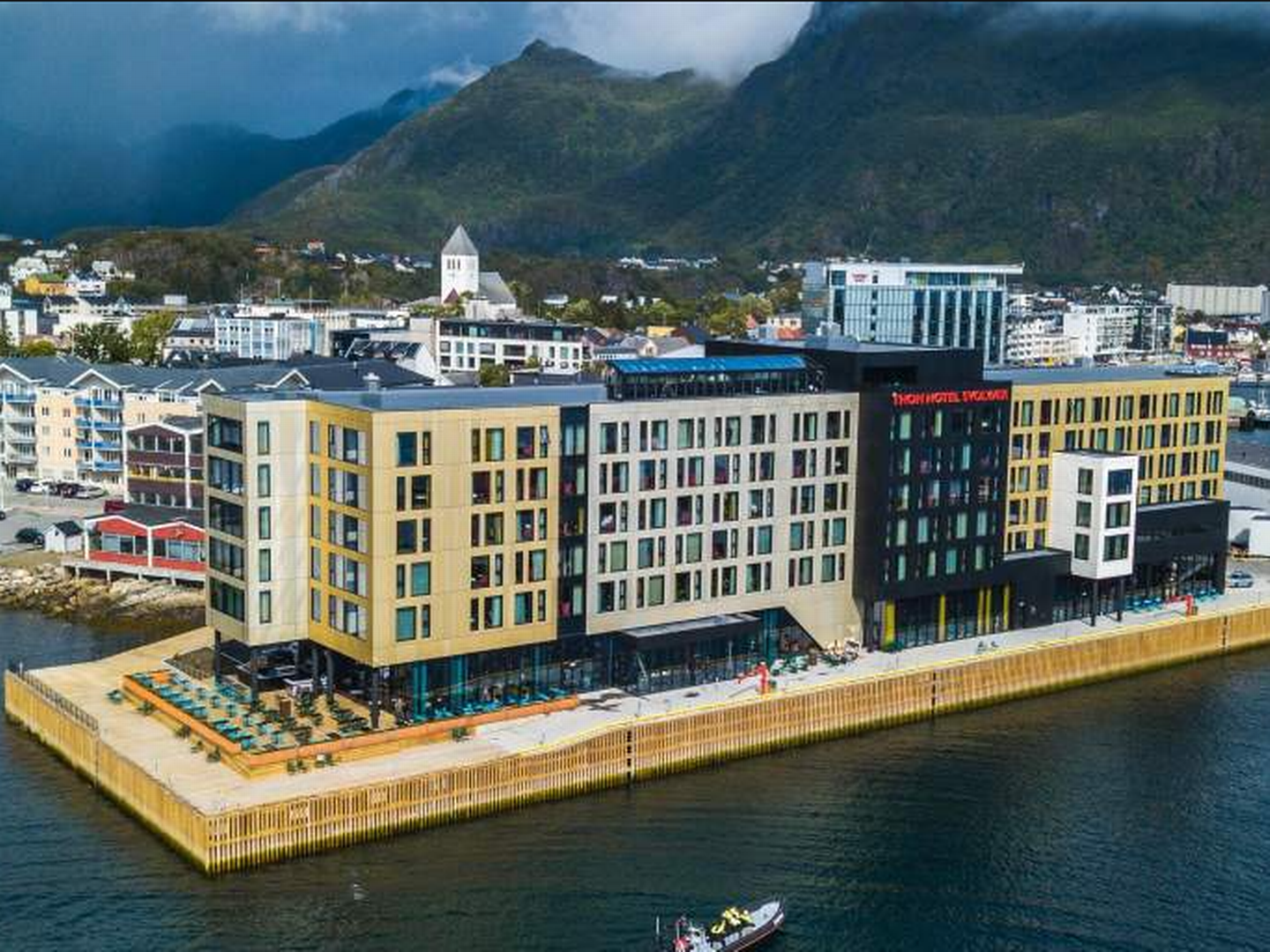 REAGERER: Thon Hotel Svolvær ligger på kaikanten i Lofotens største by. Nå etterlyser direktør Erik Taraldsen strengere regulering. | Foto: Thon Hotel Svolvær