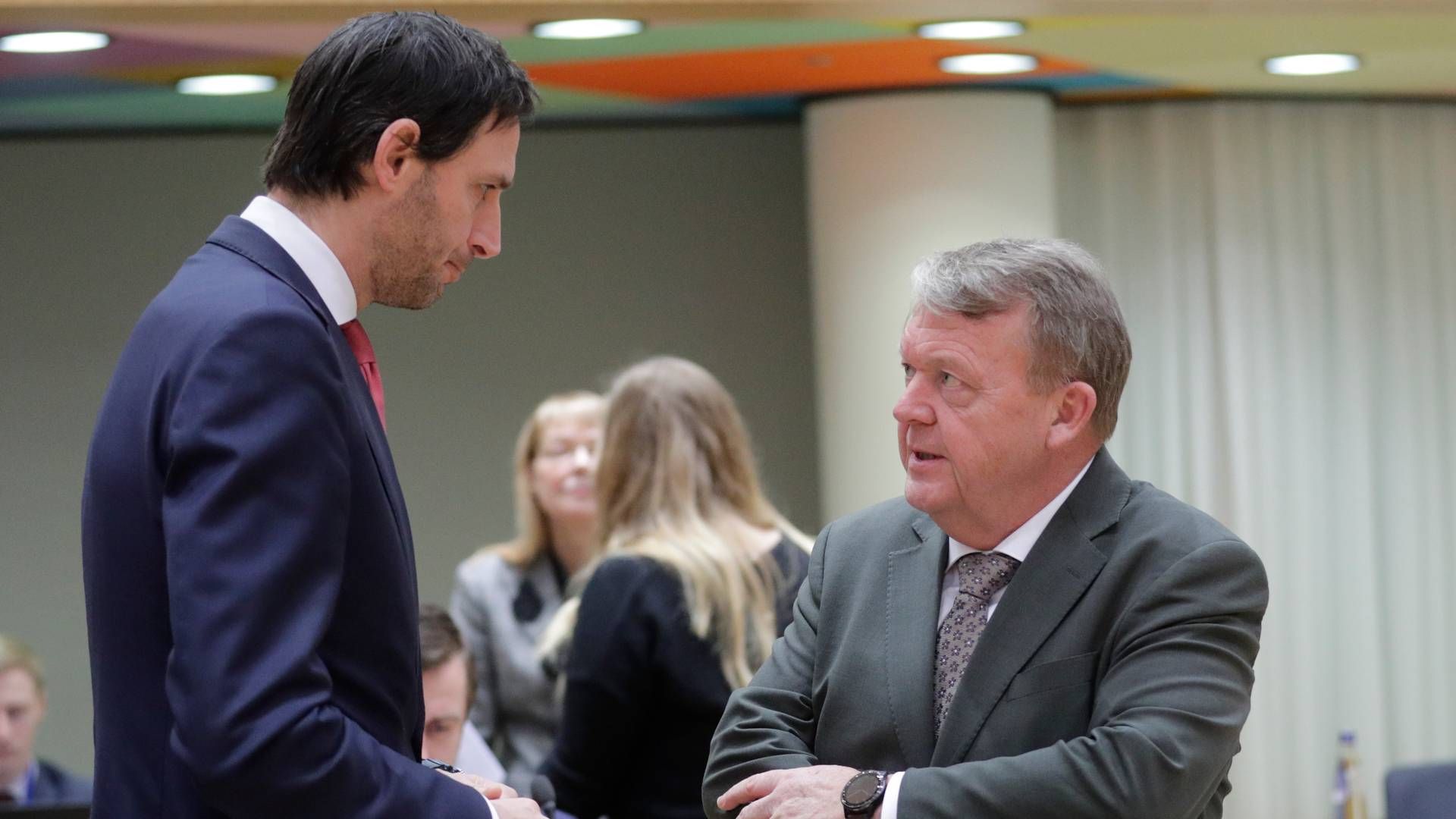 Lars Løkke Rasmussen (M) i samtale med sin sin hollandske kollega Wopke Hoekstra ved mandagens udenrigsministermøde i Bruxelles. | Foto: Olivier Hoslet/EPA/Ritzau Scanpix