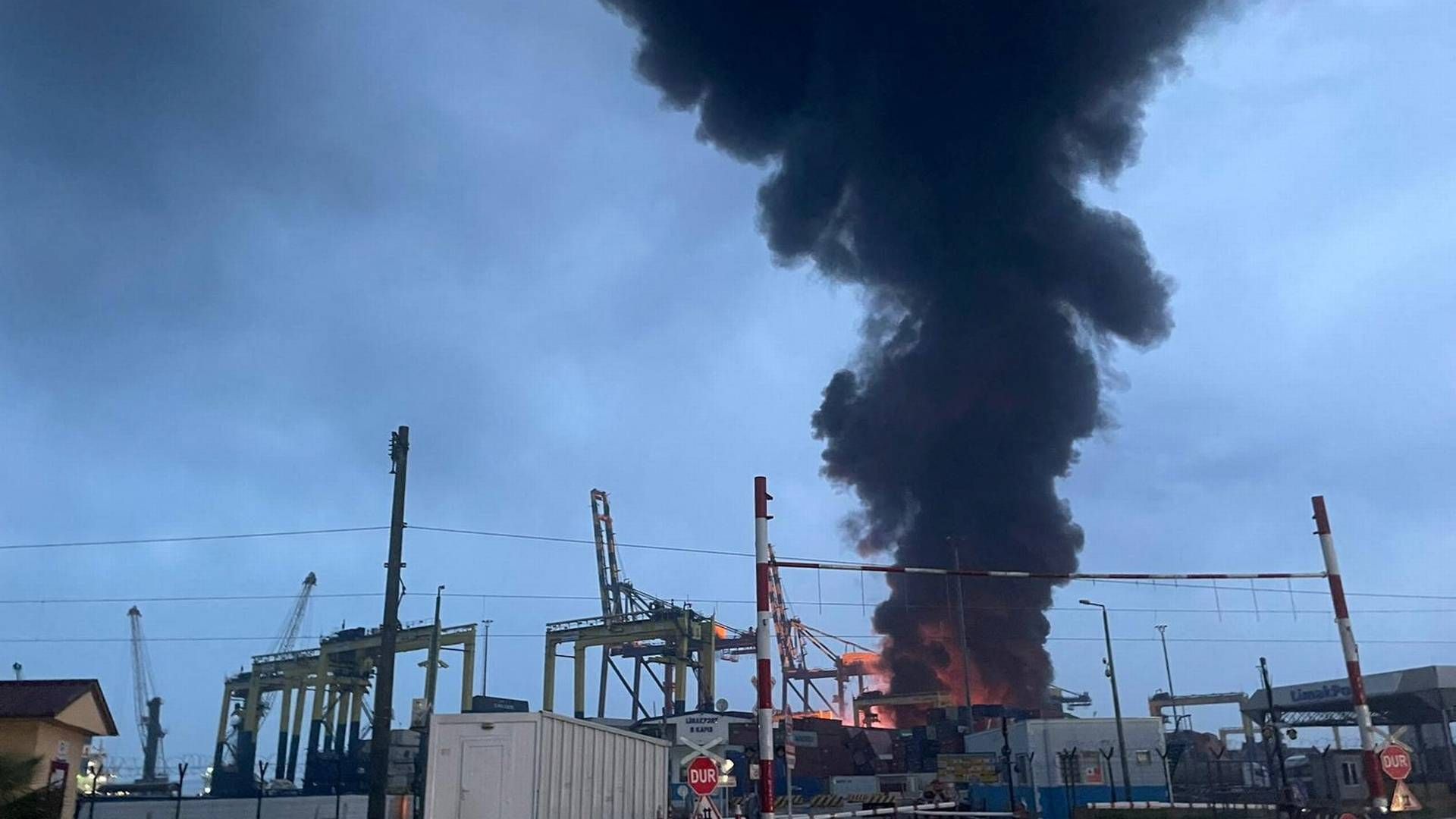 Sort røg fra en brand ses ved Iskenderun-havnen efter gårsdagens store jordskælv i Iskenderun, Tyrkiet 6. februar 2023. | Foto: REUTERS/Ece Toksabay