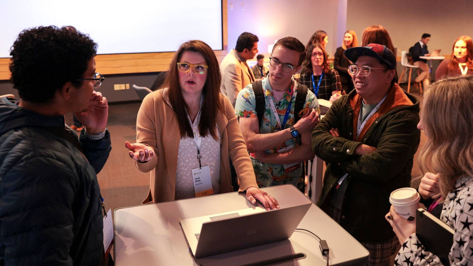 Produktmanager Sarah Mody giver en demonstration af, hvordan den nye AI-understøttede søgemaskine Bing fungerer i Bing Experience Lounge i Washington 7. februar. | Foto: Jason Redmond/AFP/Ritzau Scanpix
