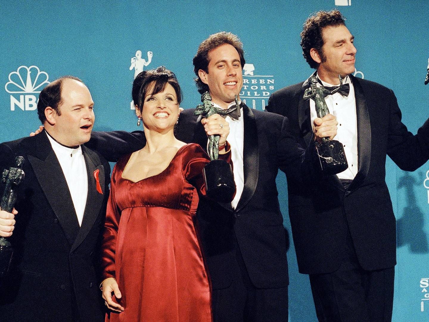 Seinfeld-skuespillerne Jason Alexander, Julie Louis-Dreyfus, Jerry Seinfeld and Michael Richards efter prisuddeling i 1997. | Foto: Chris Pizzello/AP/Ritzau Scanpix