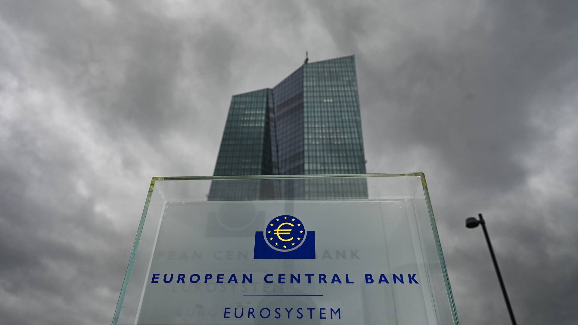 Dunkle Wolken hinter dem Gebäude der EZB in Frankfurt. | Foto: picture alliance/dpa | Arne Dedert