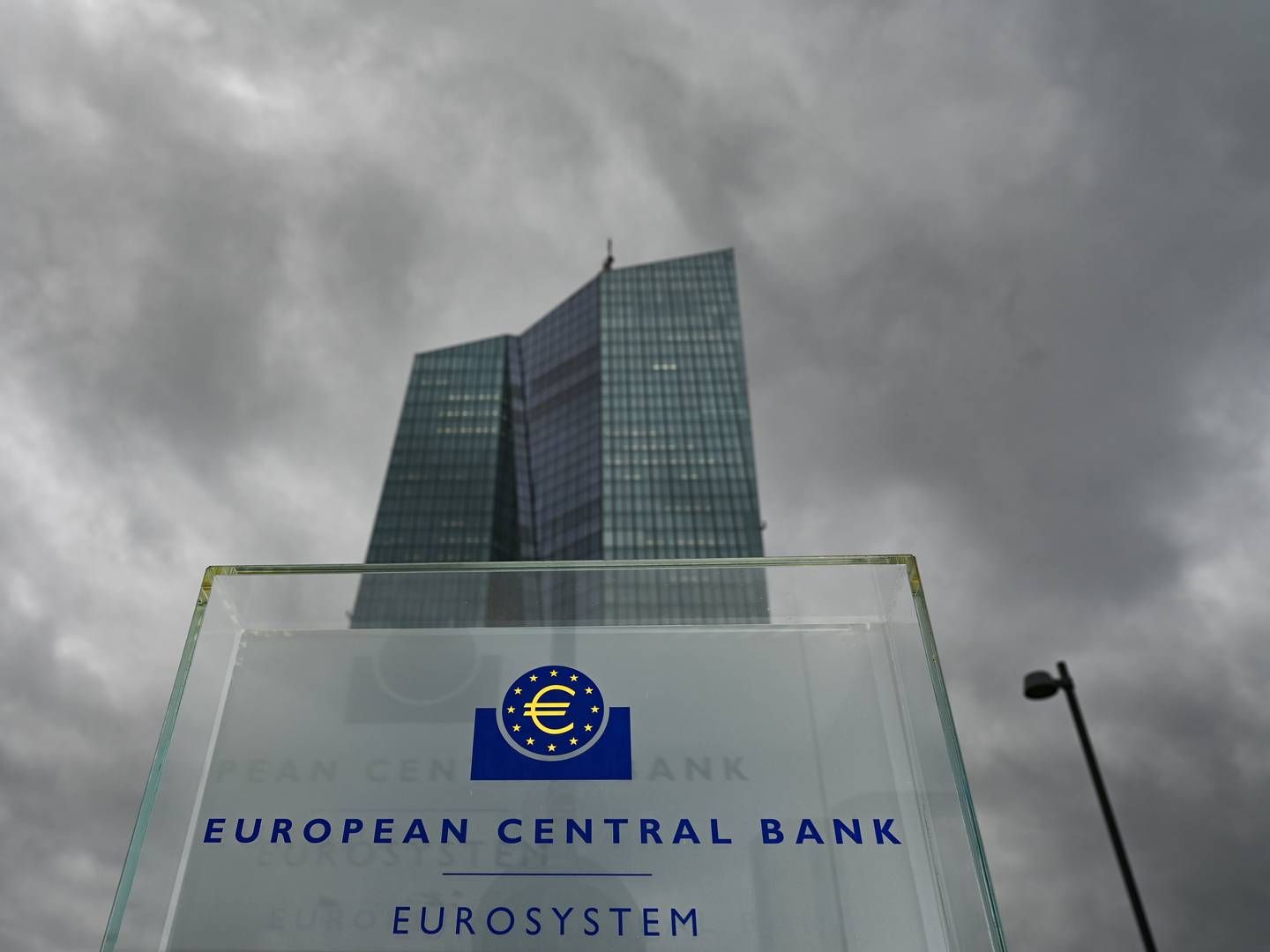 Dunkle Wolken hinter dem Gebäude der EZB in Frankfurt. | Foto: picture alliance/dpa | Arne Dedert