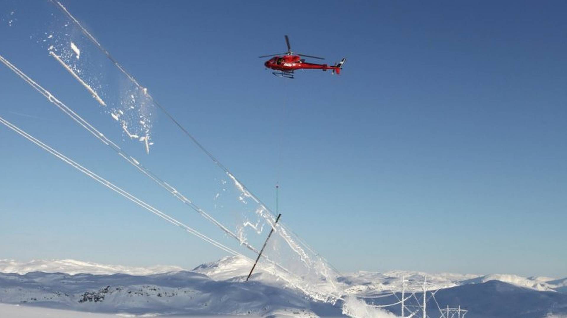 I dag fjernes ising ved at et helikopter med en dinglende tømmerstokk slår mot ledningene, en metode som innebærer risiko både for personell og utstyr. Icebox har sett på muligheter med drone og roboter. | Foto: Statnett