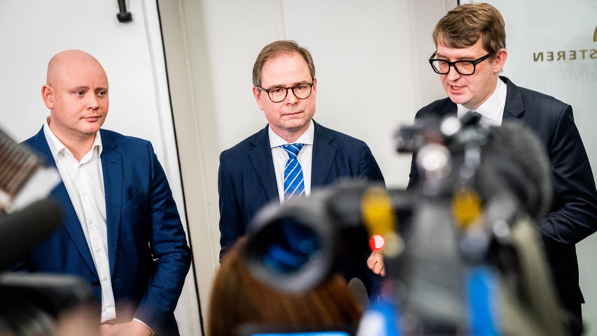 Kulturminister Jakob Engel-Schmidt (M), finansminister Nicolai Wammen (S) og økonomiminister Troels Lund Poulsen (V) afholdt doorstep om forhandlingerne om ny inflationshjælp den 30. januar. | Foto: Ida Marie Odgaard