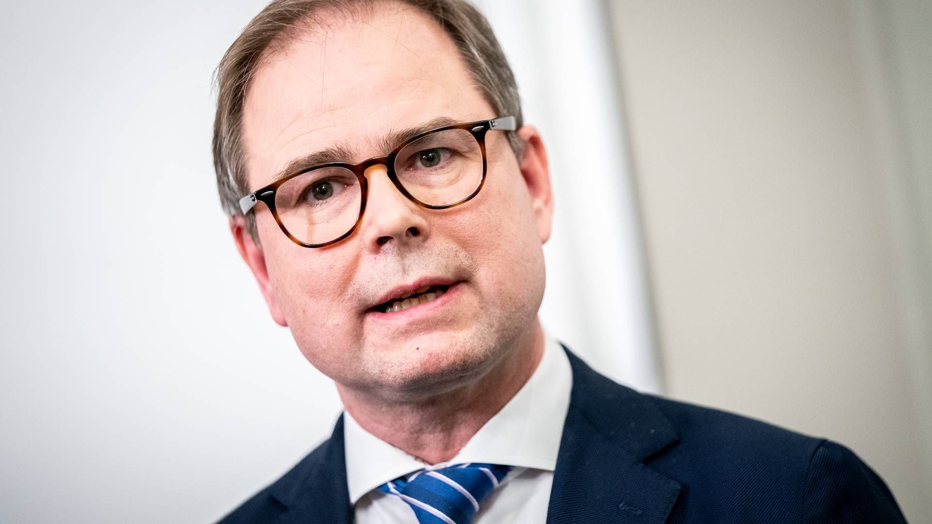 Finansminister Nicolai Wammen (S) lader til at have gode nyheder med til landets små købmand, når regeringen sammen med en række af Folketingets partier senere fredag fremlægger deres aftale om inflationshjælp. | Foto: Ida Marie Odgaard