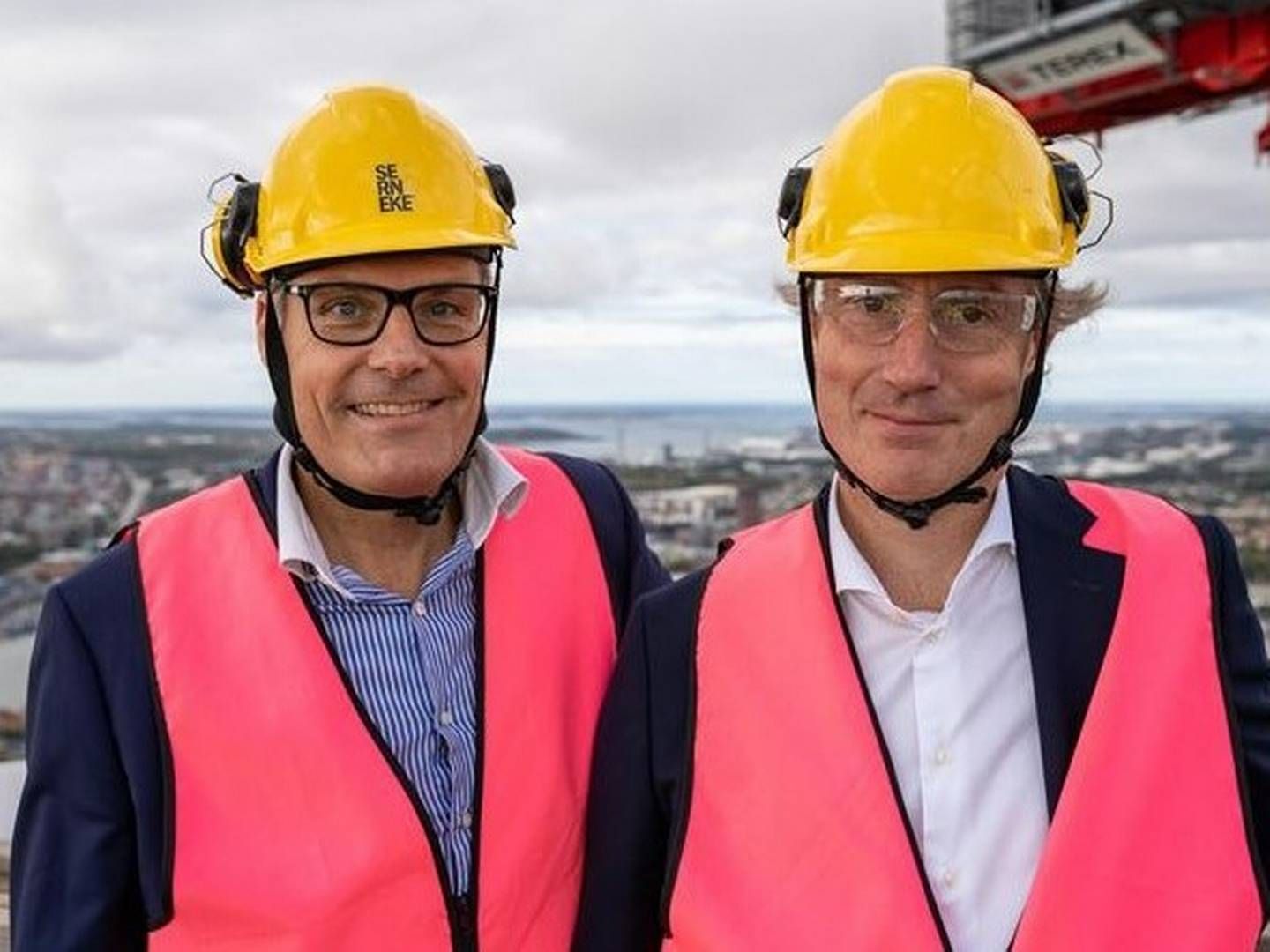 Balder-chefen Erik Selin (th.) i toppen af det kommende Karlatårnet i Göteborg. Nu vil han afvikle en del af selskabets gæld, der forfalder frem til 2025. | Foto: PR / Erik Bernhardson / Serneke