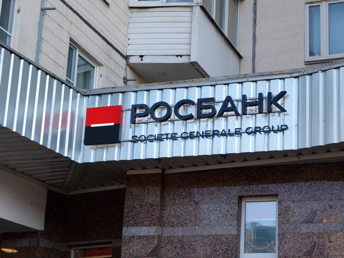 Logo der Rosbank an einem Gebäude in St. Petersburg | Foto: picture alliance / Russian Look | Maksim Konstantinov