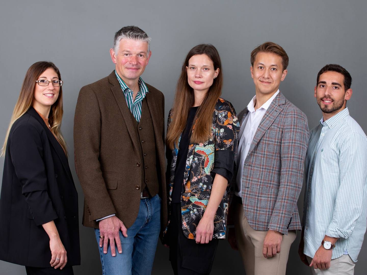 Holdet bag Stimuliver - fra venstre: Lydia Gonzáles (Research Scientist), David Hay (CEO), Dagmara Szkolnicka (CSO), Joakim Sørensen (COO), Carlos Quintana (Research Scientist) | Foto: Stimulever / Pr