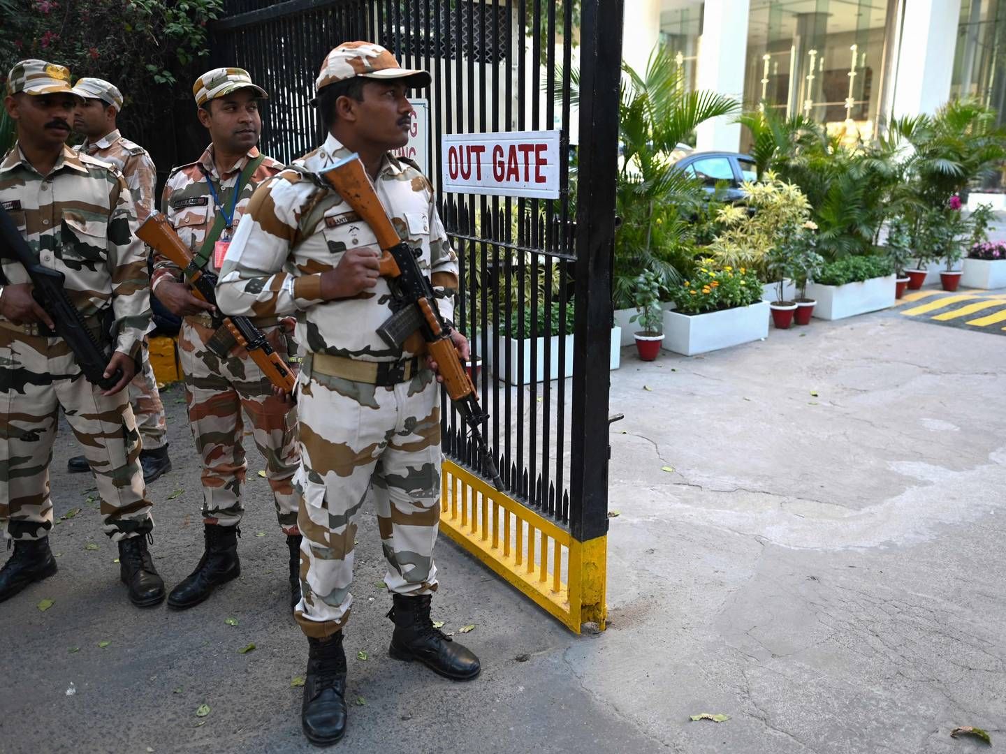 Politi står vagt uden for BBC's kontorbygninger i New Delhi, hvor skattemyndigheder i tre dage har været til stede for at udføre en efterforskning | Foto: Sajjad Hussain / AFP / Ritzau Scanpix