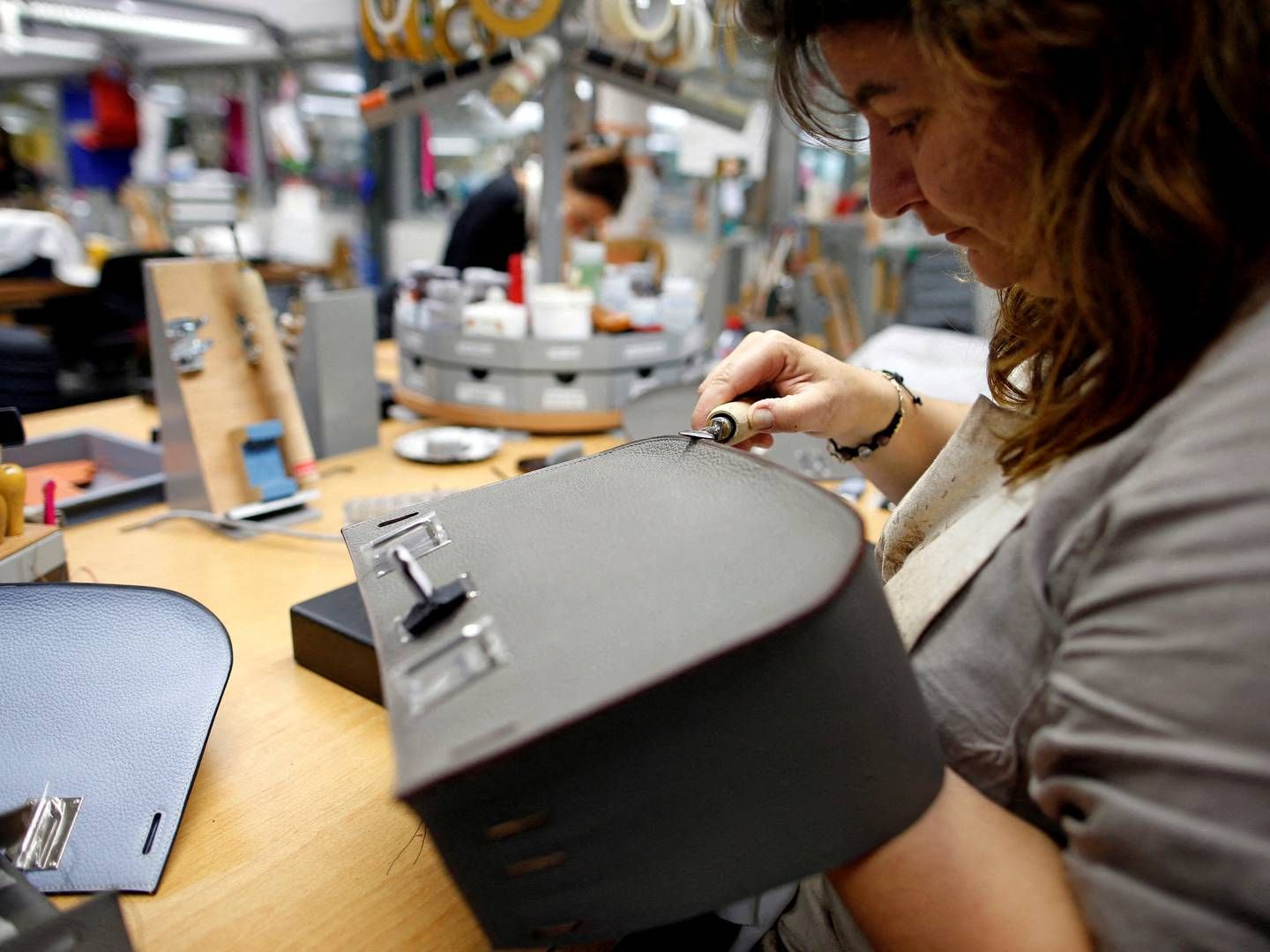 En Birkin-taske under produktion på franske Hermes' fabrik i Seloncourt. | Foto: Benoit Tessier