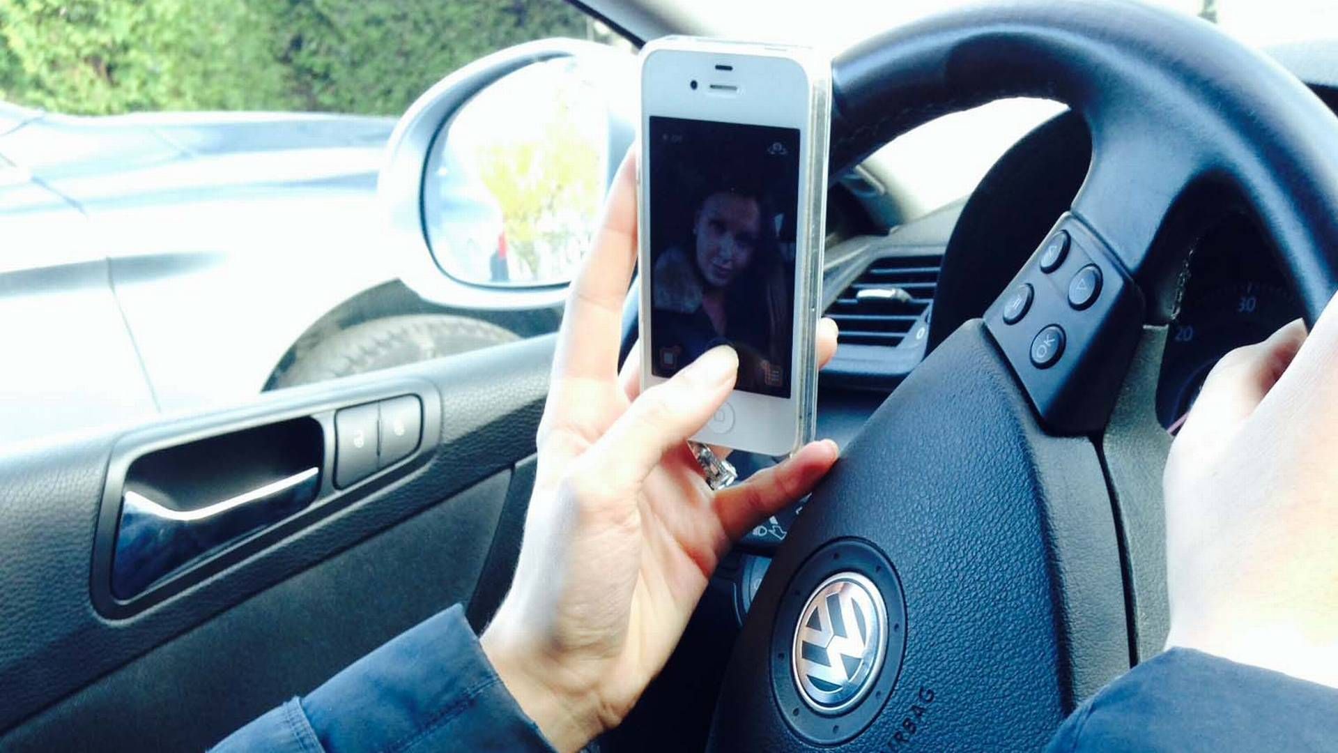 Høye bøtesatser for mobilbruk i bil påvirker flere til å droppe mobilen mens de kjører. | Foto: Gjensidige
