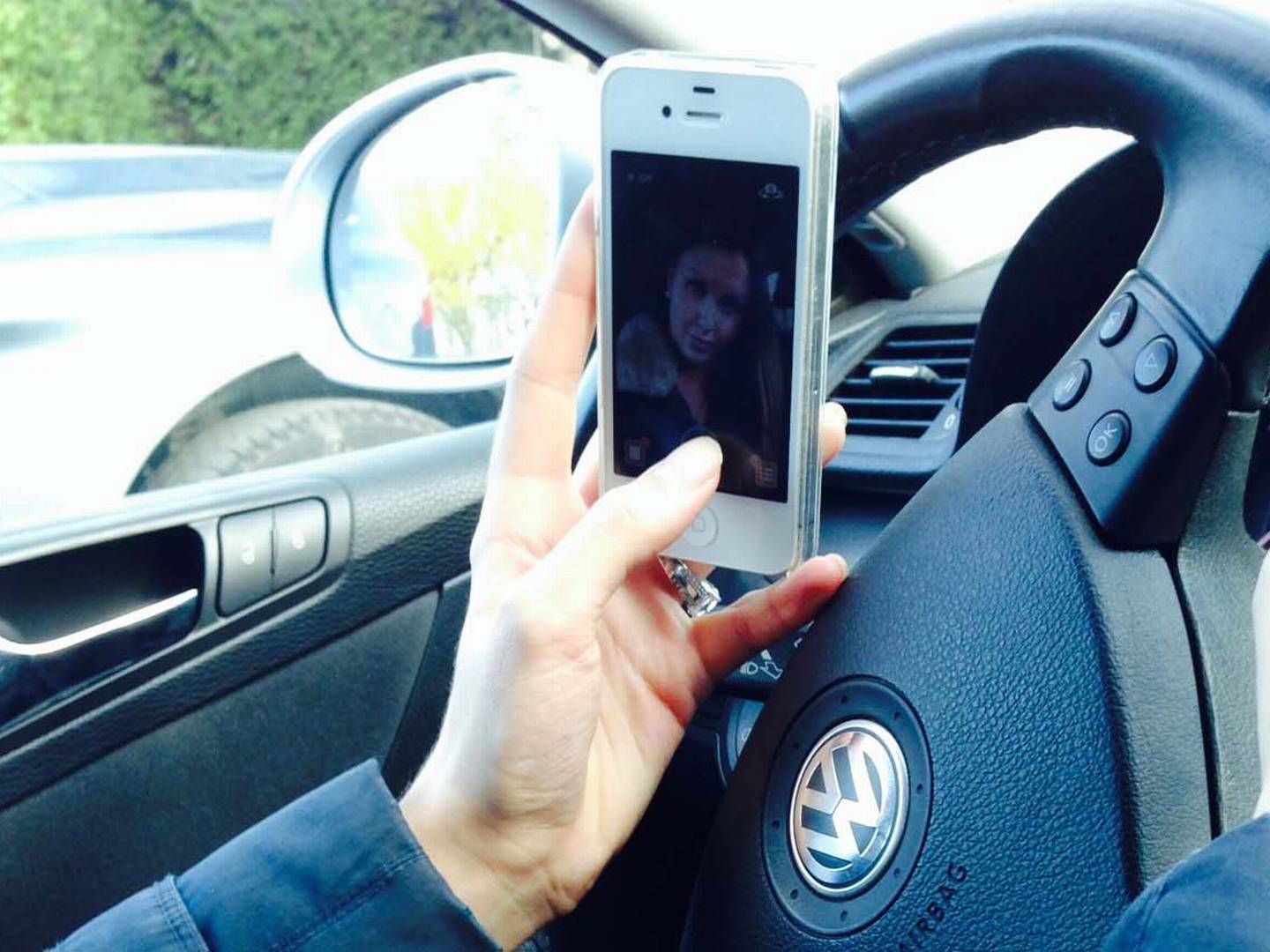 Høye bøtesatser for mobilbruk i bil påvirker flere til å droppe mobilen mens de kjører. | Foto: Gjensidige