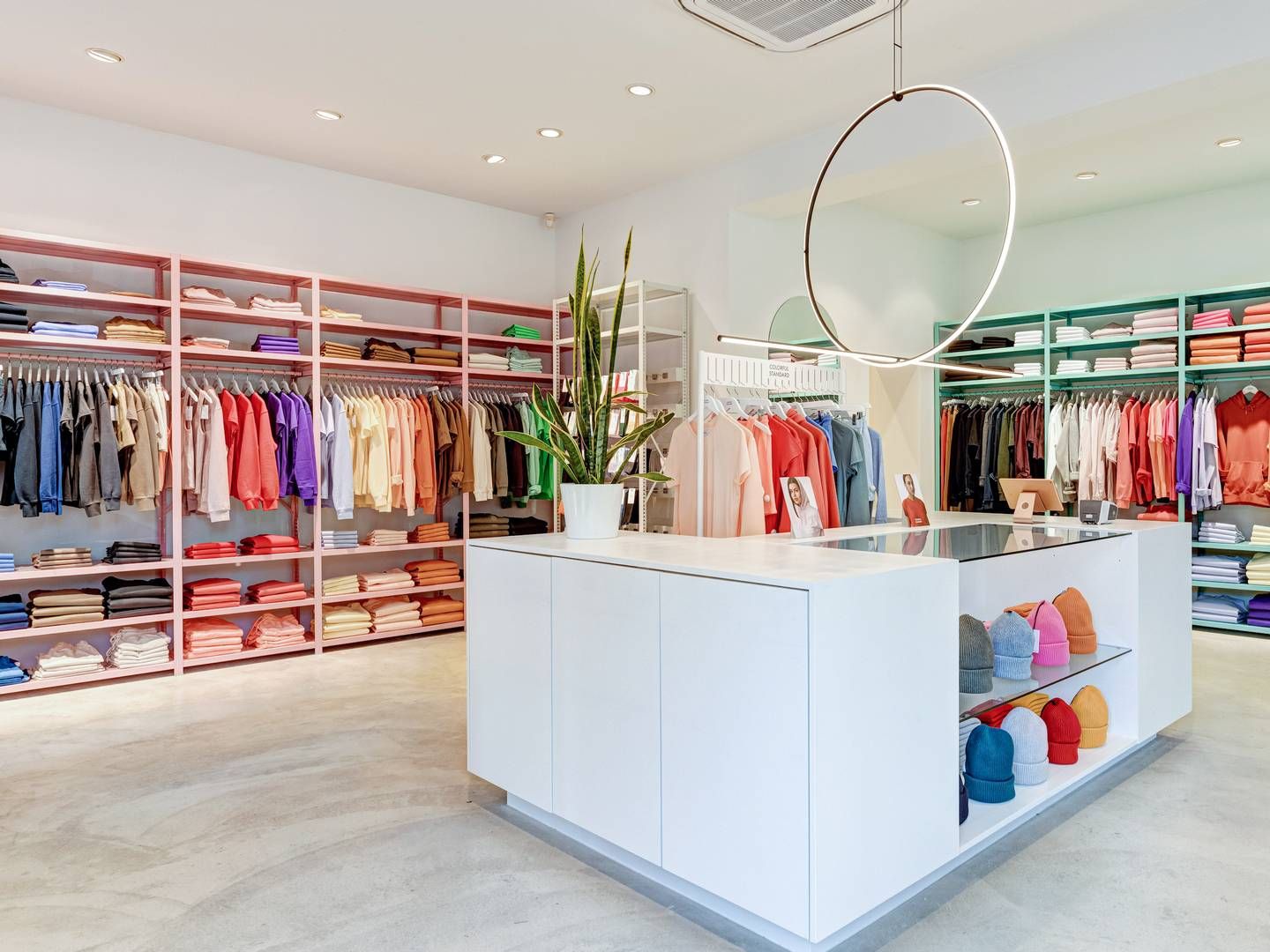 Det danske tøjfirma producerer farverigt tøj på egen fabrik i Portugal, som sælges i egne butikker og hos forhandlere. På billedet ses Colorful Standards butik i den belgiske by Antwerpen. | Foto: Colorful Standard/pr